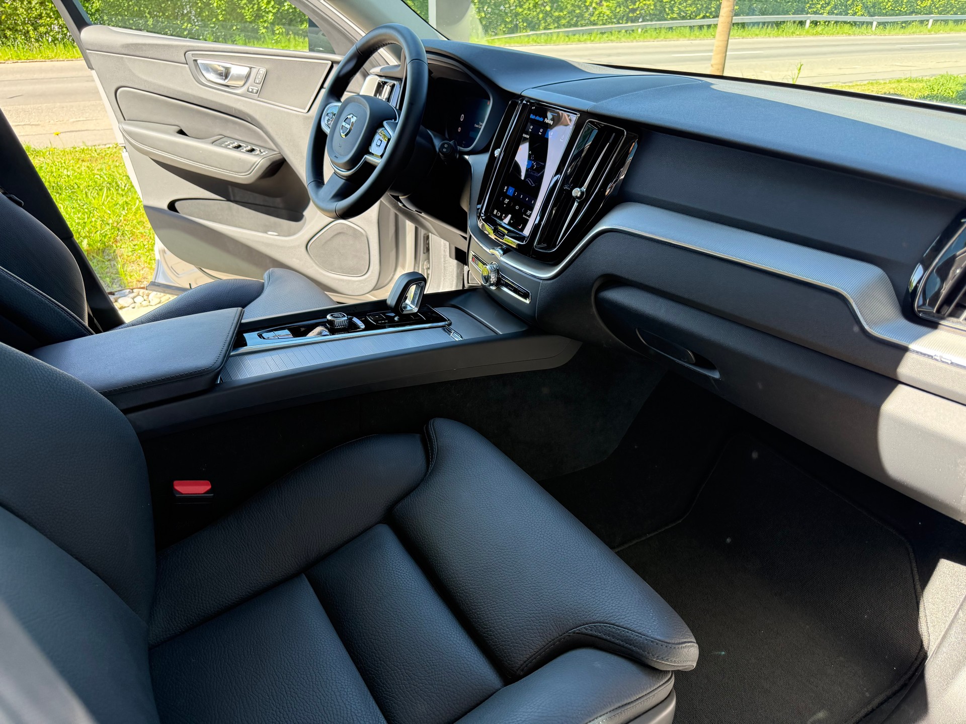 VOLVO XC60 B5 Benzin Mild Hybrid AWD Plus Dark Geartronic-image-6