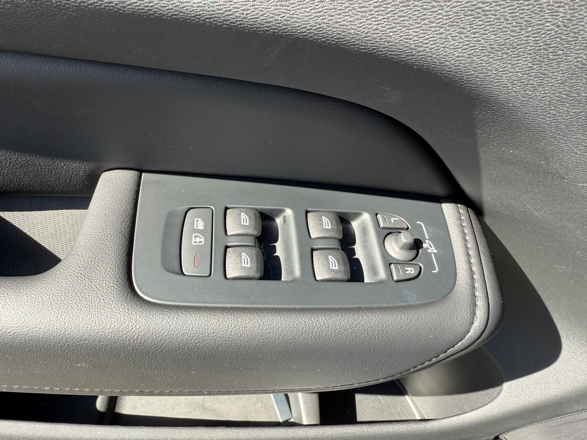 VOLVO XC60 B5 Benzin Mild Hybrid AWD Plus Dark Geartronic-image-13