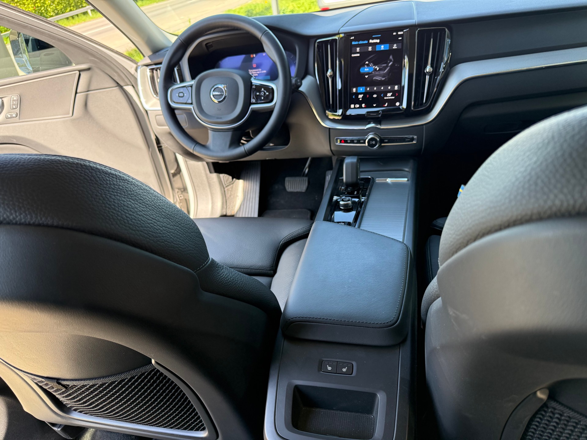 VOLVO XC60 B5 Benzin Mild Hybrid AWD Plus Dark Geartronic-image-5