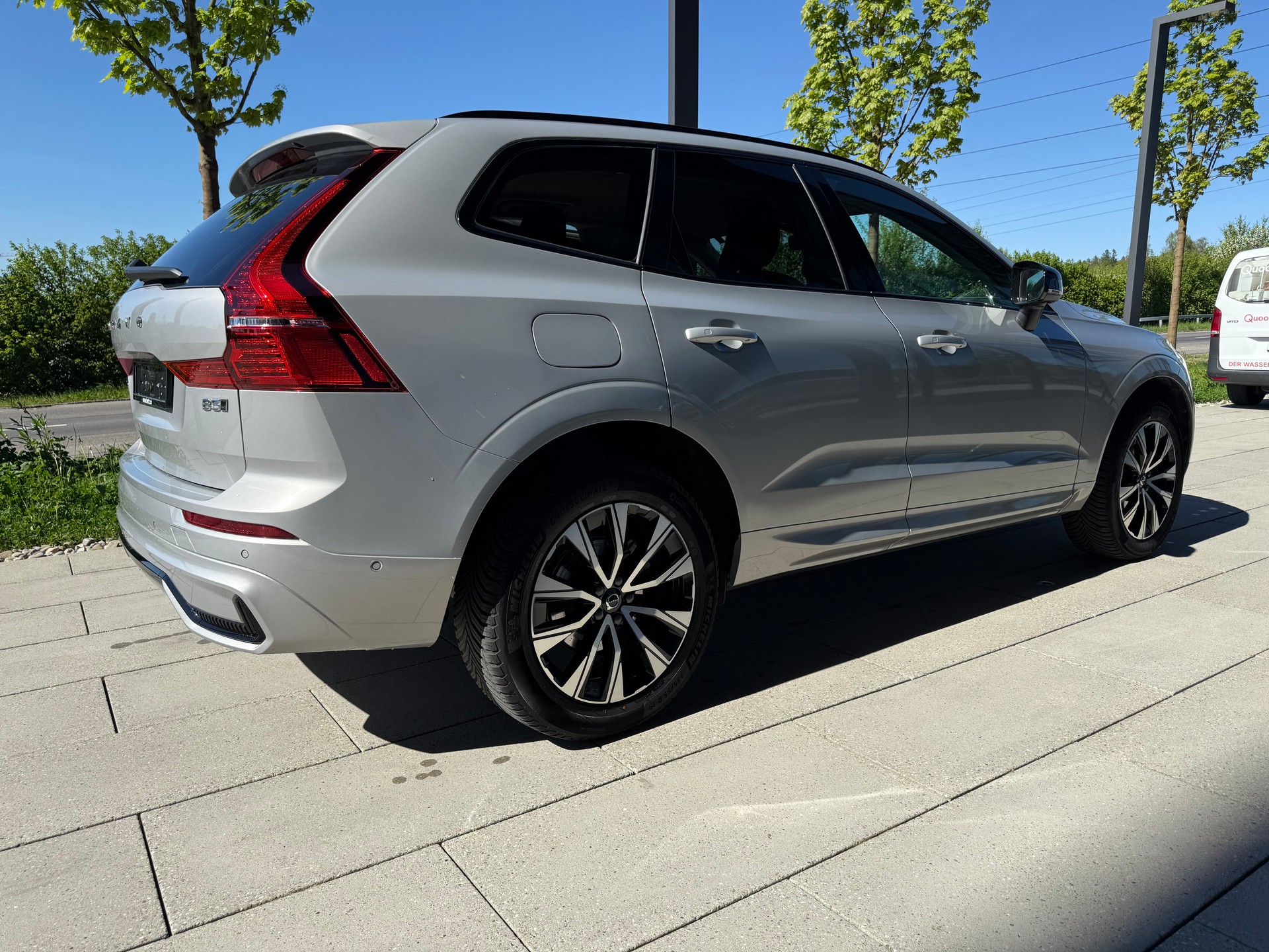 VOLVO XC60 B5 Benzin Mild Hybrid AWD Plus Dark Geartronic-image-4