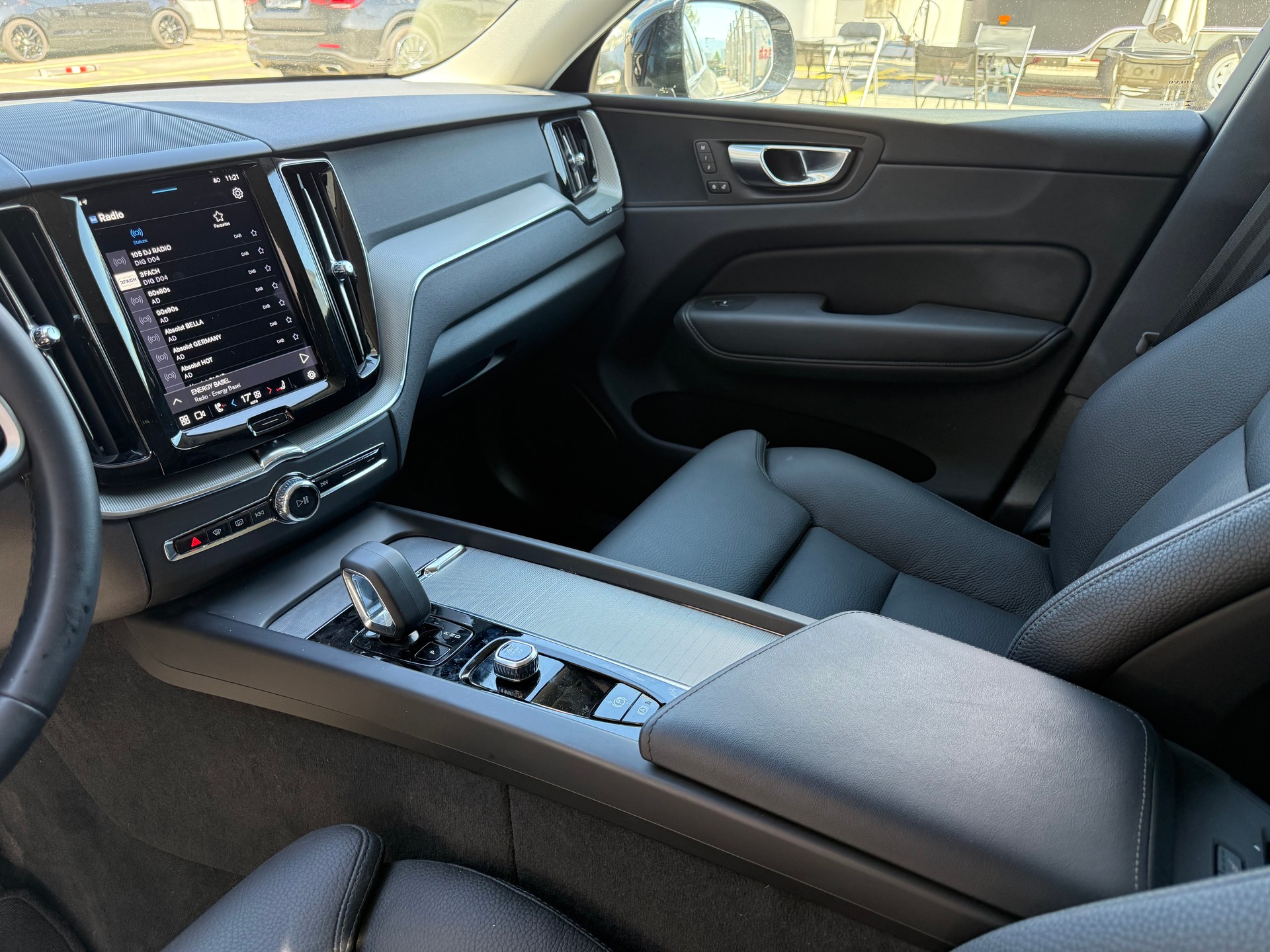 VOLVO XC60 B5 Benzin Mild Hybrid AWD Plus Dark Geartronic-image-14