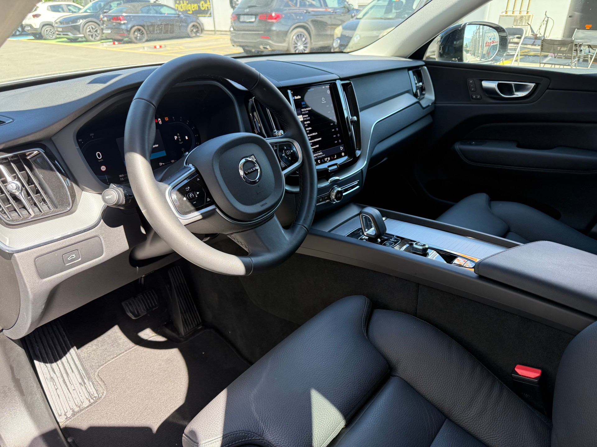 VOLVO XC60 B5 Benzin Mild Hybrid AWD Plus Dark Geartronic-image-12
