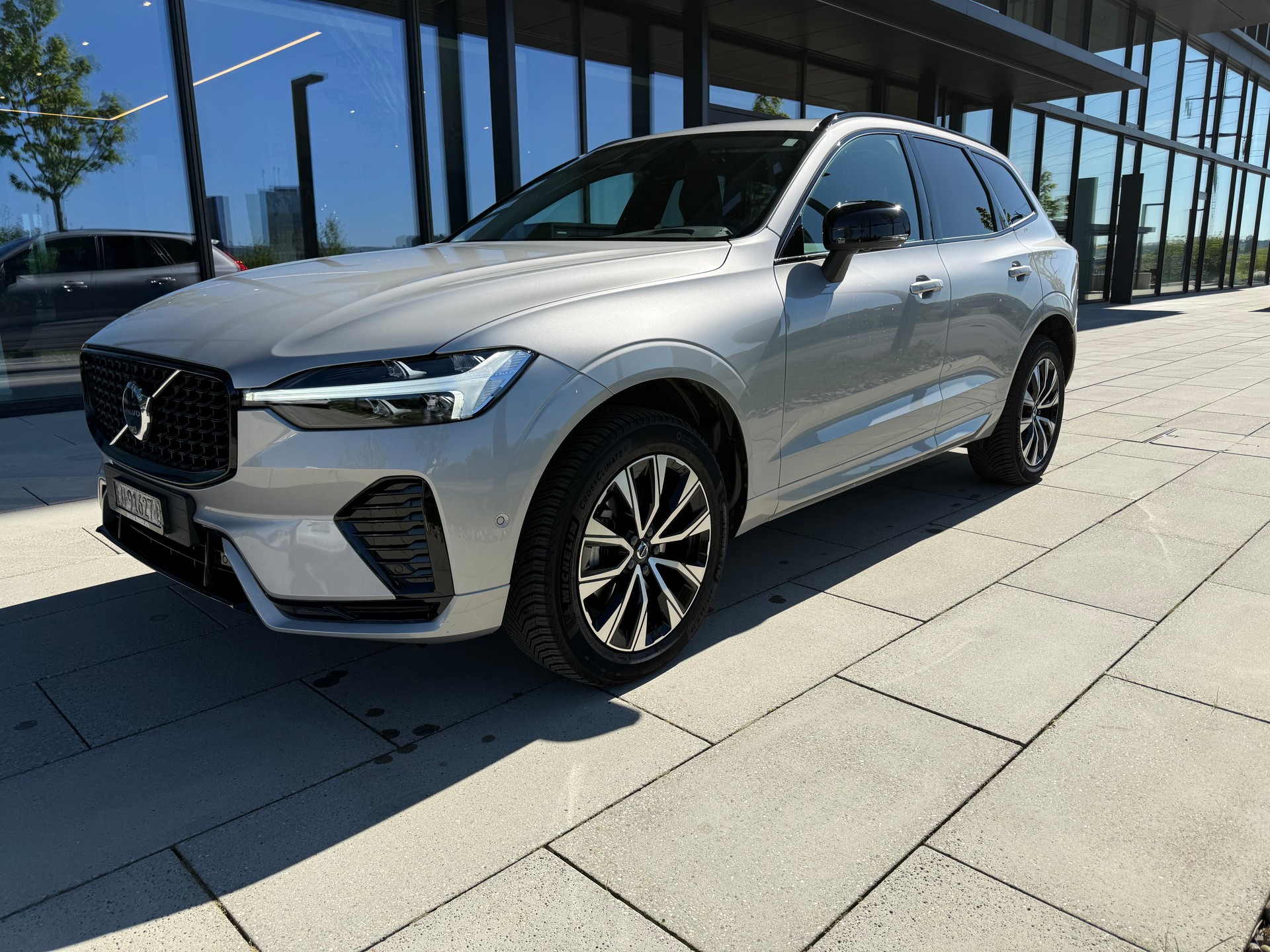 VOLVO XC60 B5 Benzin Mild Hybrid AWD Plus Dark Geartronic-image-1