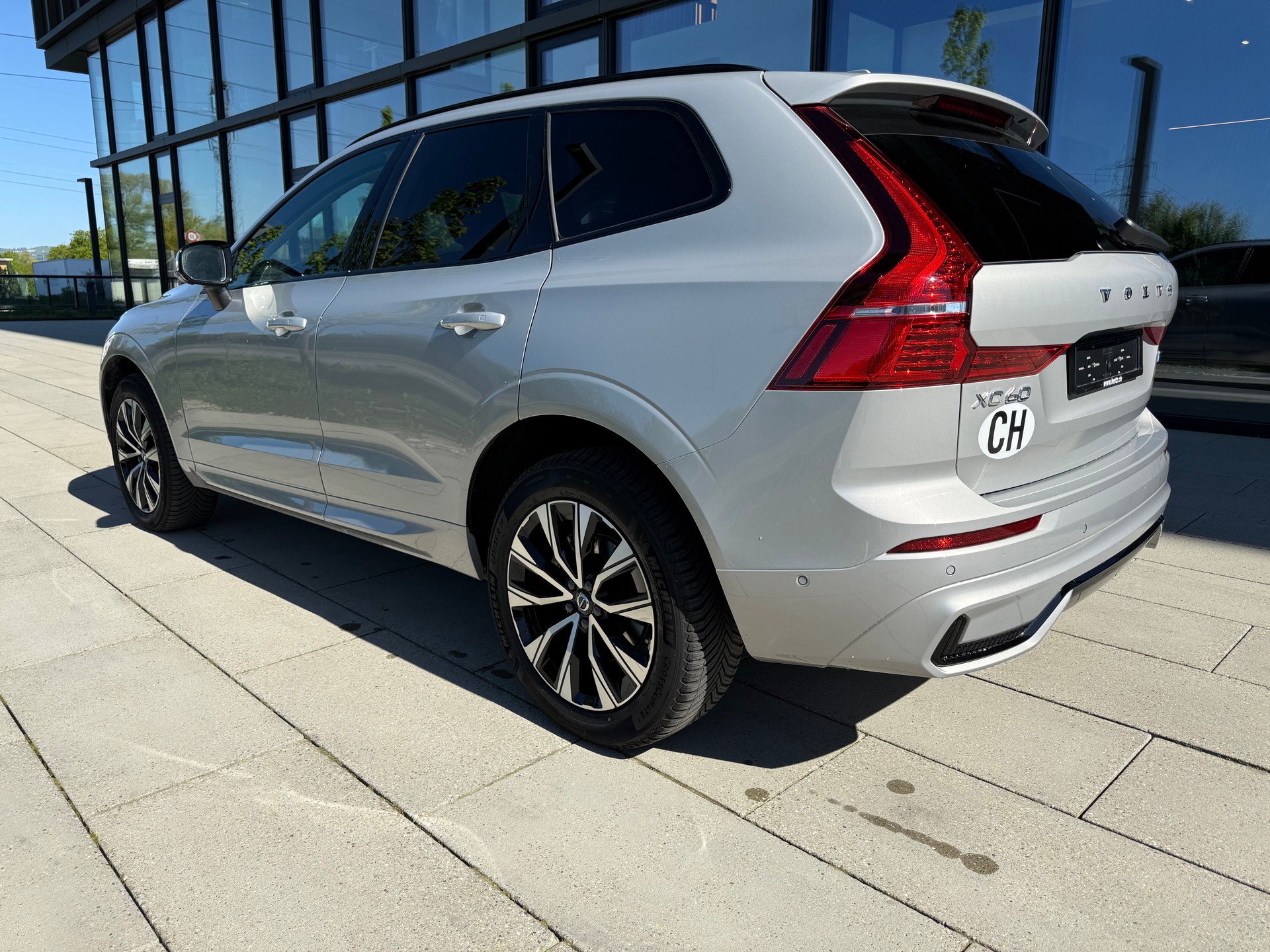 VOLVO XC60 B5 Benzin Mild Hybrid AWD Plus Dark Geartronic-image-3