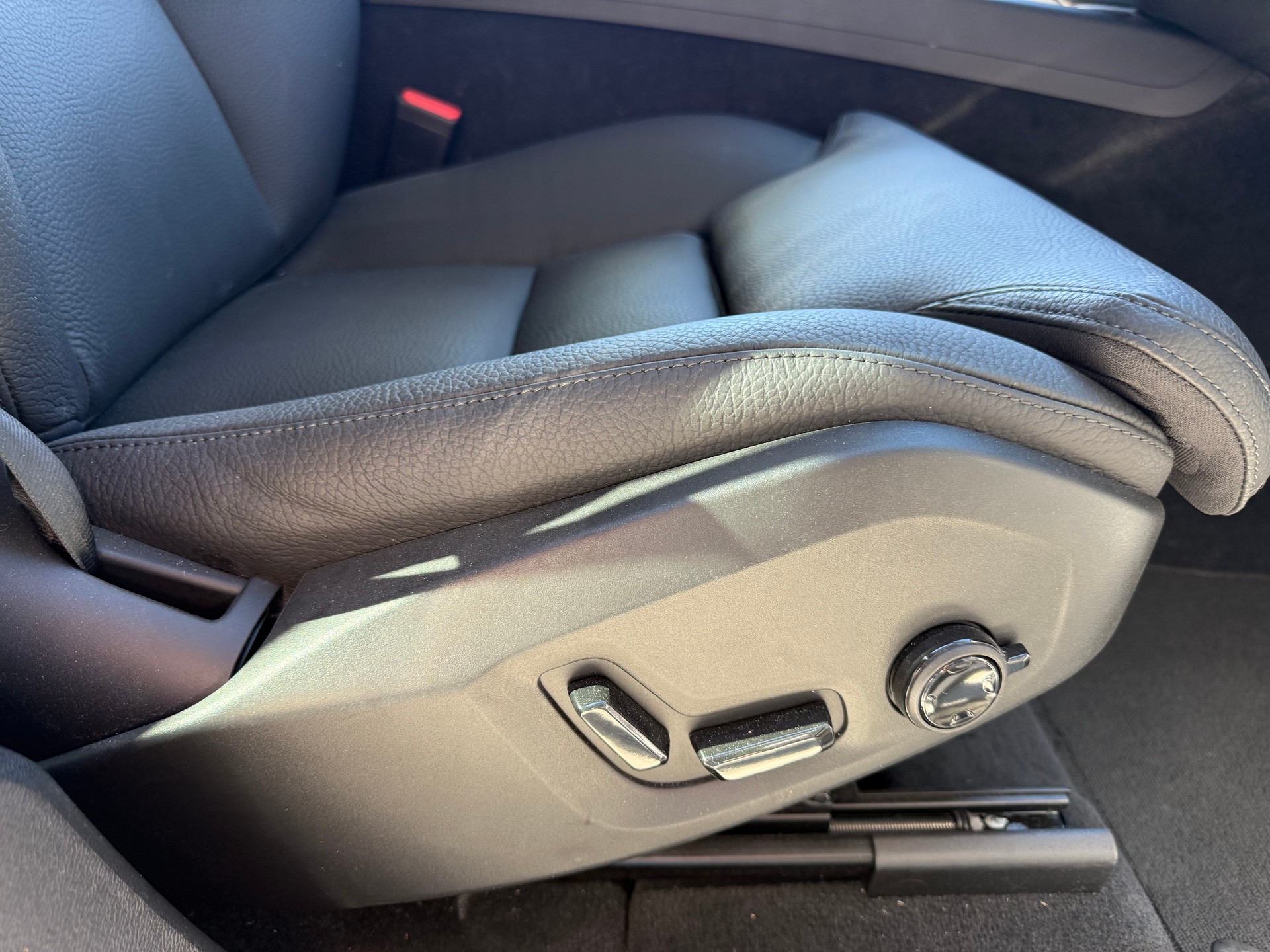VOLVO XC60 B5 Benzin Mild Hybrid AWD Plus Dark Geartronic-image-8