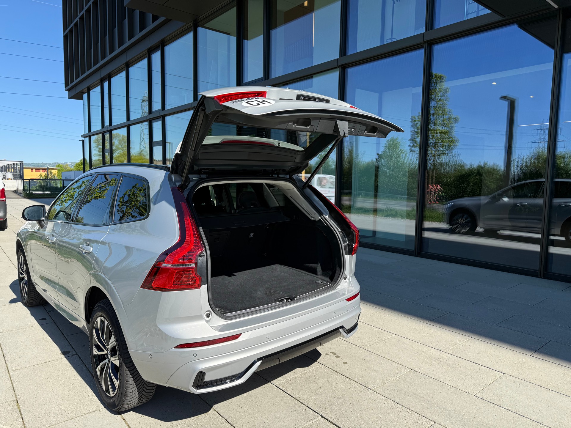 VOLVO XC60 B5 Benzin Mild Hybrid AWD Plus Dark Geartronic-image-2