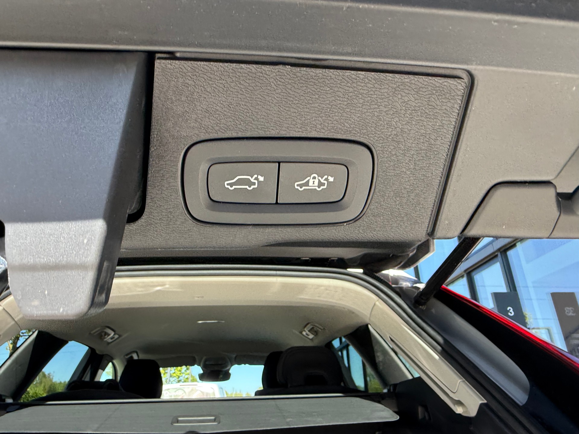 VOLVO XC60 B5 Benzin Mild Hybrid AWD Plus Dark Geartronic-image-9