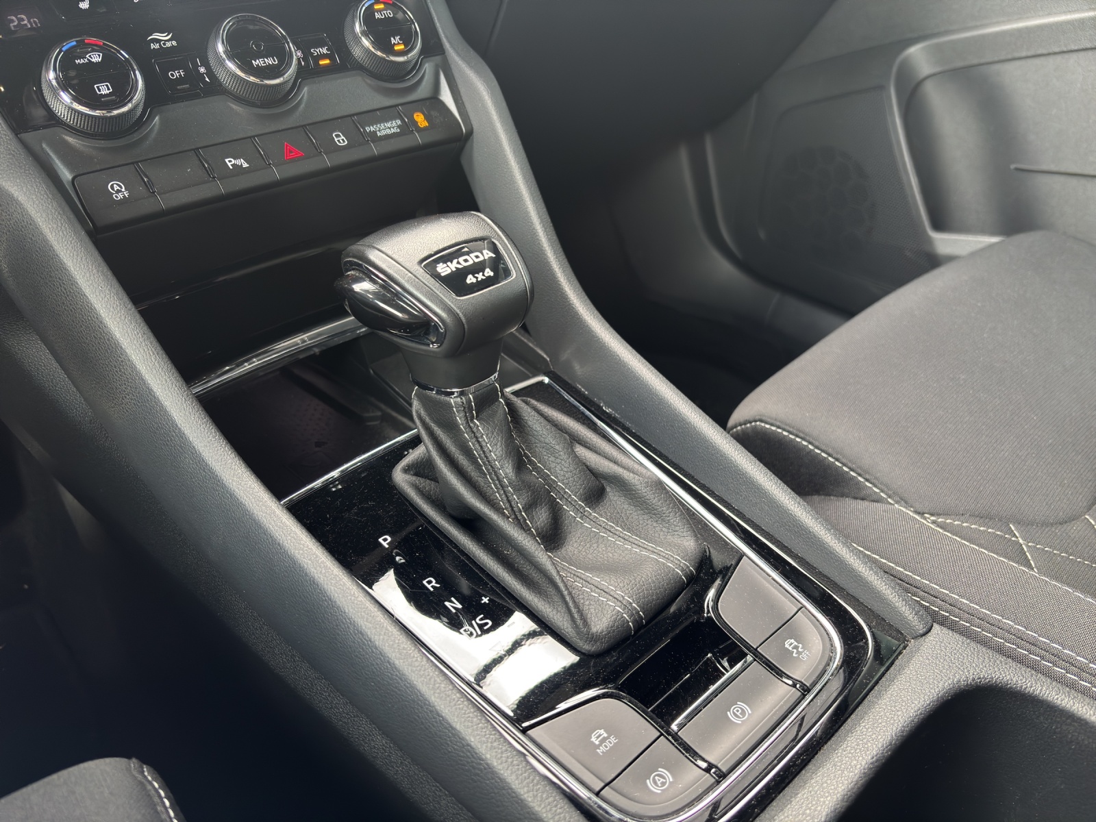 SKODA Karoq 2.0 TSI SportLine 4x4 DSG-image-8