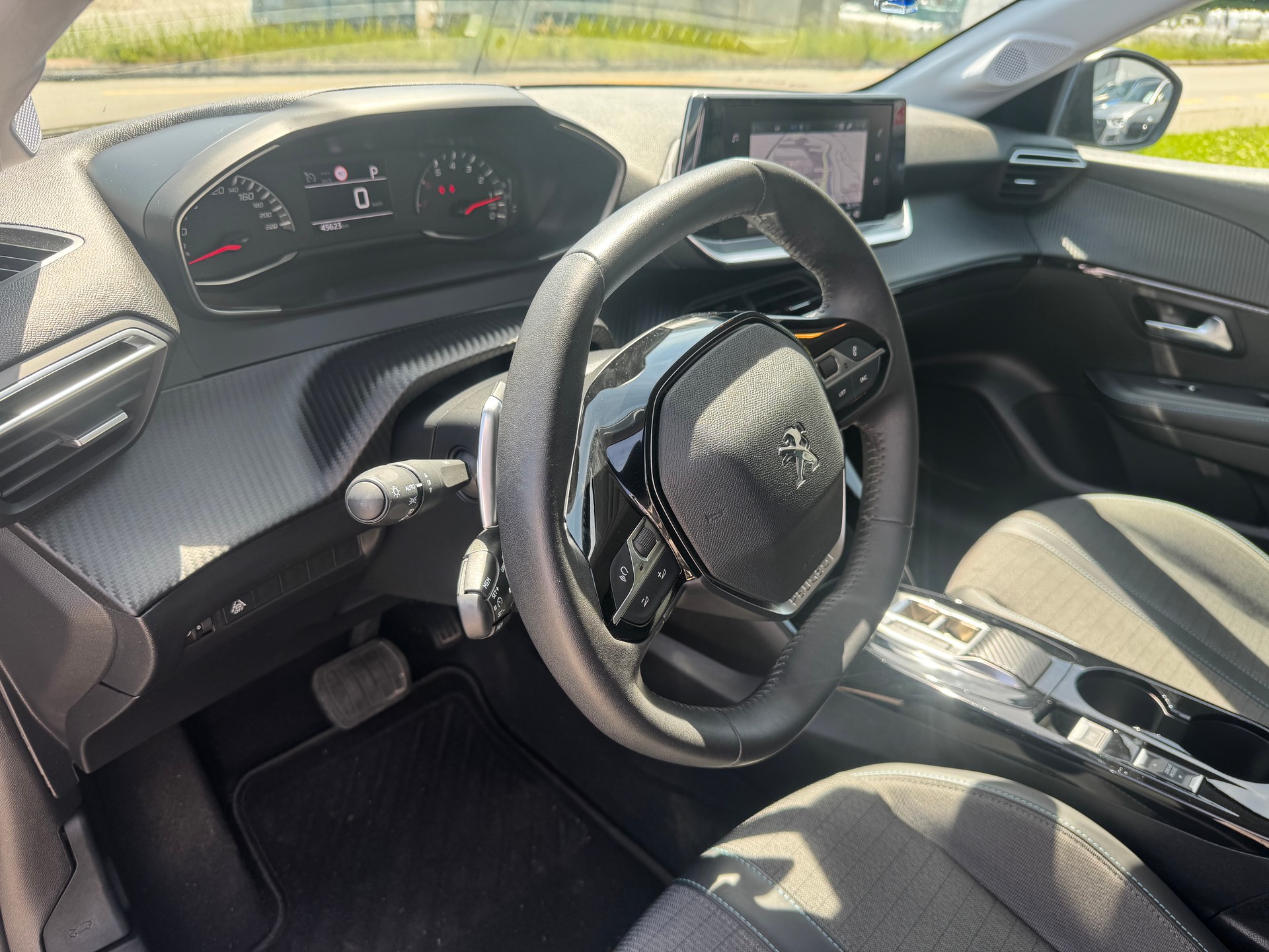 PEUGEOT 208 1.2 PureTech Allure EAT8-image-10
