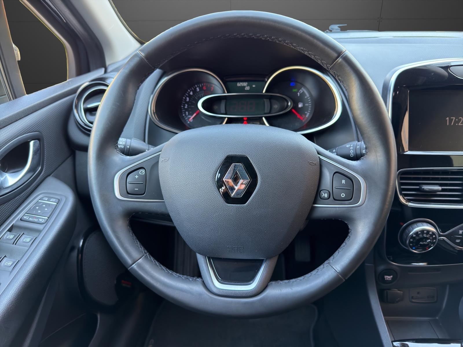 RENAULT Clio 1.2 16V T Swiss Edition EDC-image-9