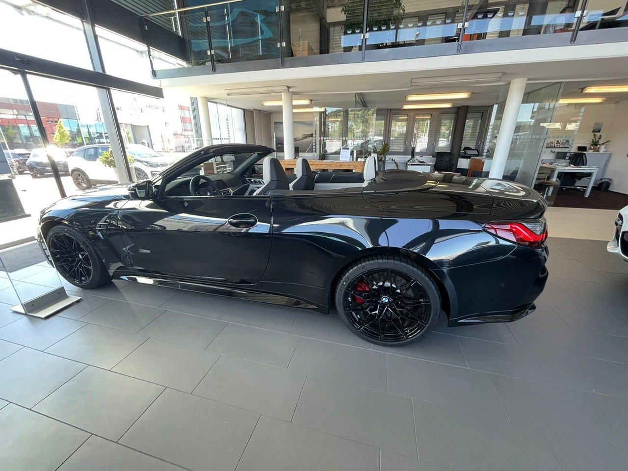 BMW M4 Competition xDrive-image-2