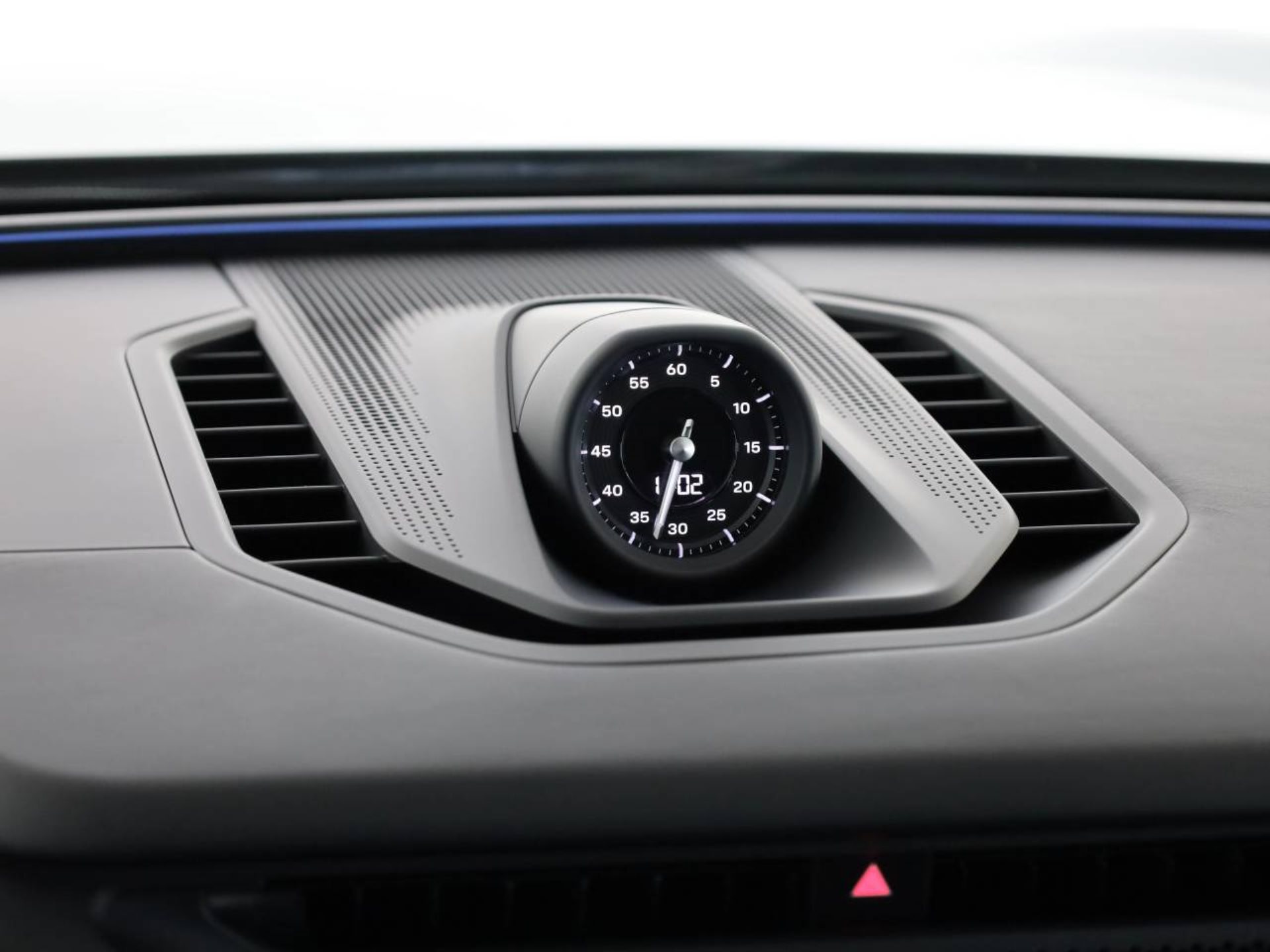 PORSCHE Cayenne Electric-image-16