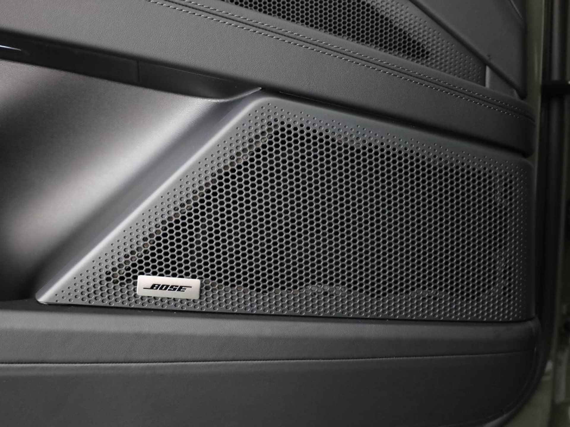 PORSCHE Cayenne Electric-image-12