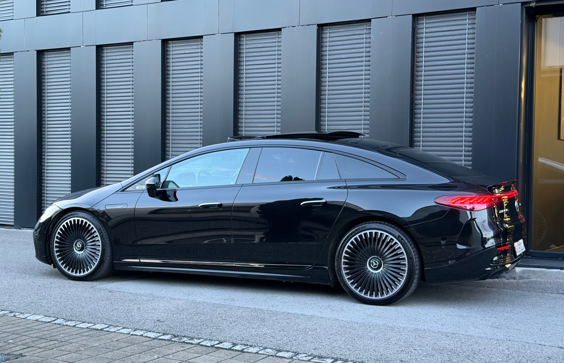 MERCEDES-BENZ EQS AMG 53 4Matic+♦️1.Hand*Traumausstattung*CH Fahrzeug♦️-showroom-element-1