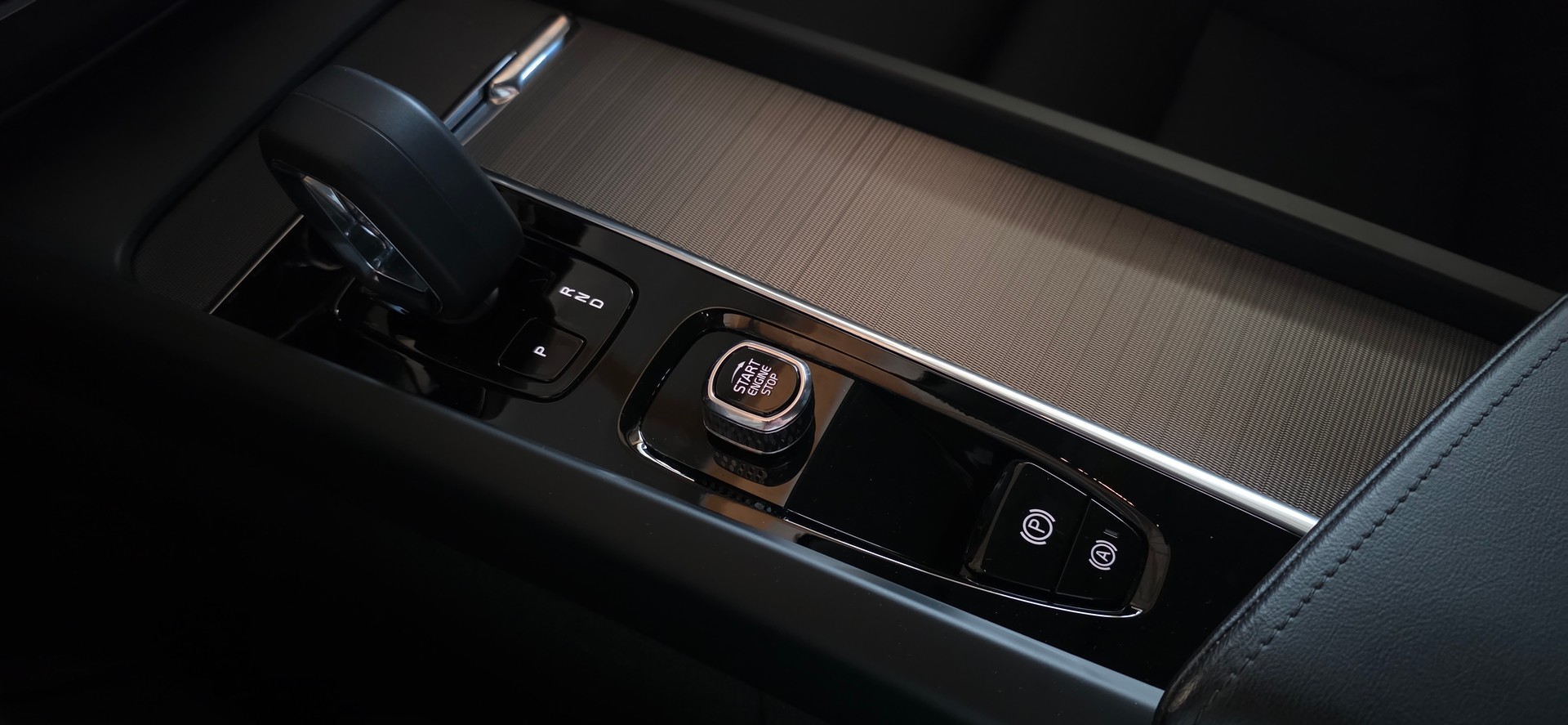 VOLVO XC60 B5 Benzin Mild Hybrid AWD Core Geartronic *Spurassistens&PilotAsisst*CarPlay*Sitz-&Lenkradheizung*Harman&Kardon*-image-16