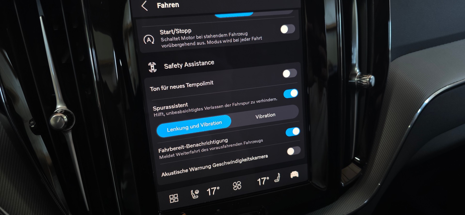 VOLVO XC60 B5 Benzin Mild Hybrid AWD Core Geartronic *Spurassistens&PilotAsisst*CarPlay*Sitz-&Lenkradheizung*Harman&Kardon*-image-17