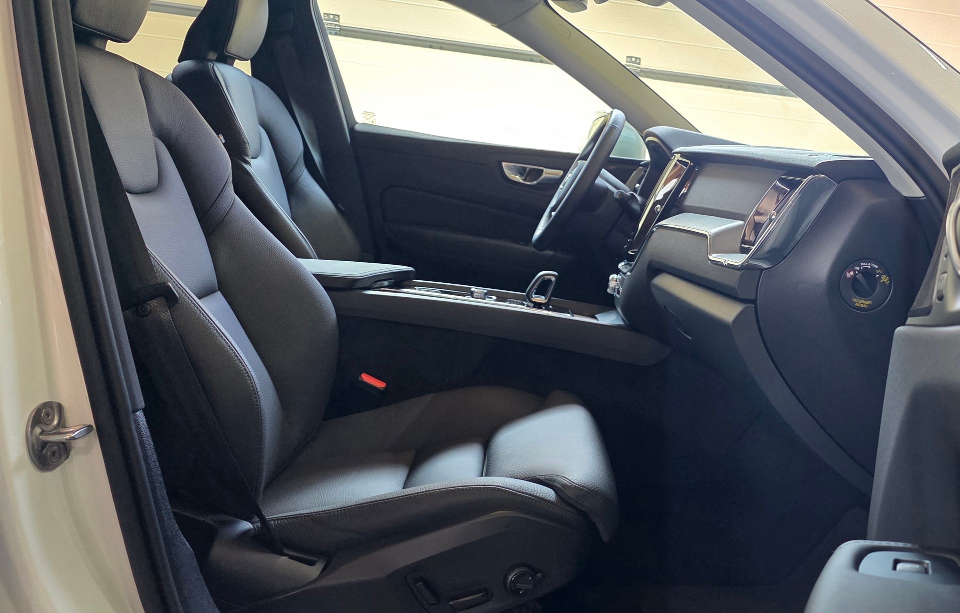 VOLVO XC60 B5 Benzin Mild Hybrid AWD Core Geartronic *Spurassistens&PilotAsisst*CarPlay*Sitz-&Lenkradheizung*Harman&Kardon*-image-24