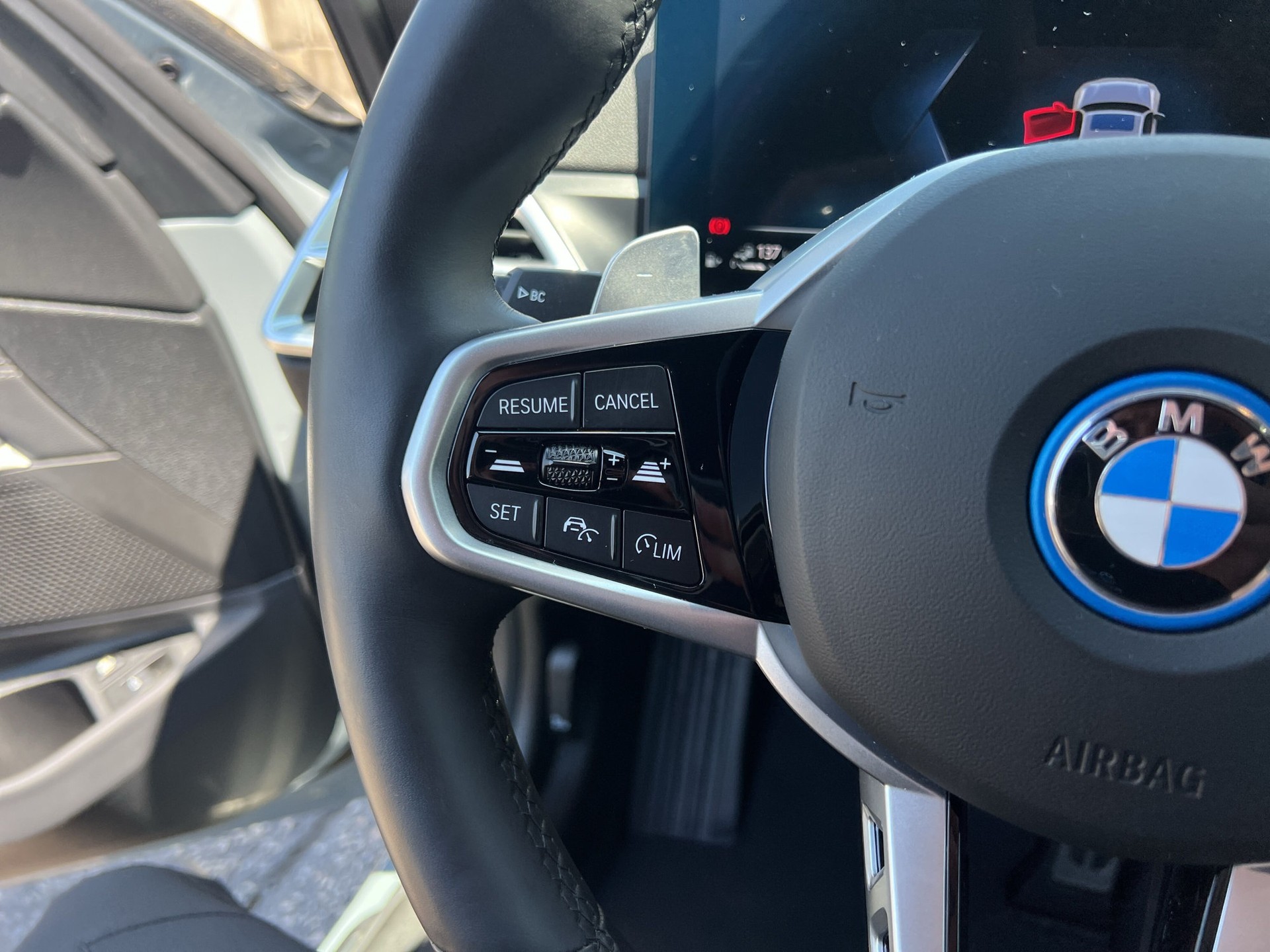 BMW 330e xDrive Steptronic M Sport-image-15