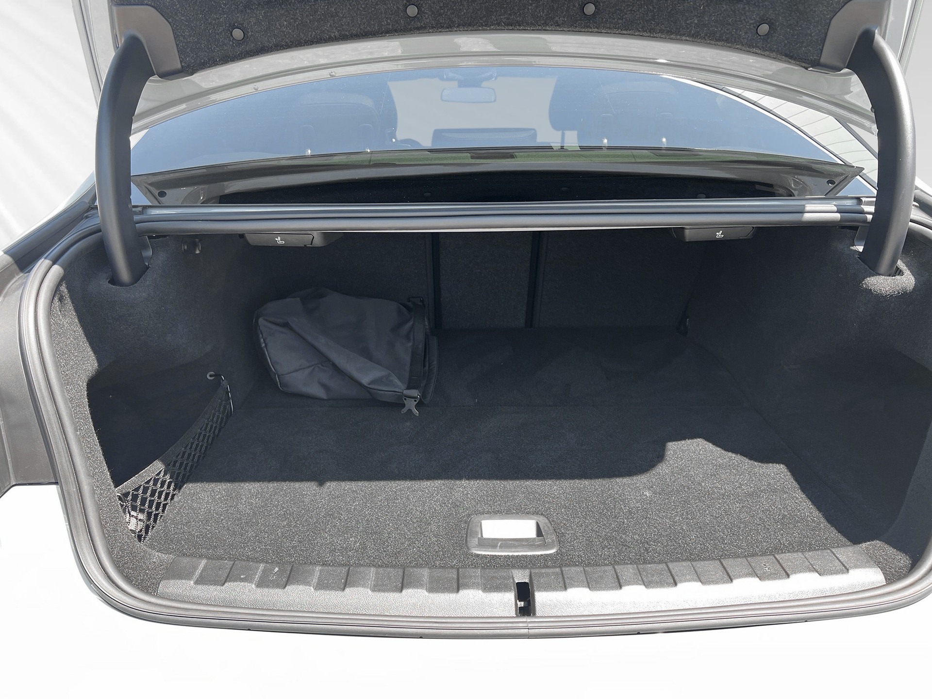 BMW 330e xDrive Steptronic M Sport-image-8