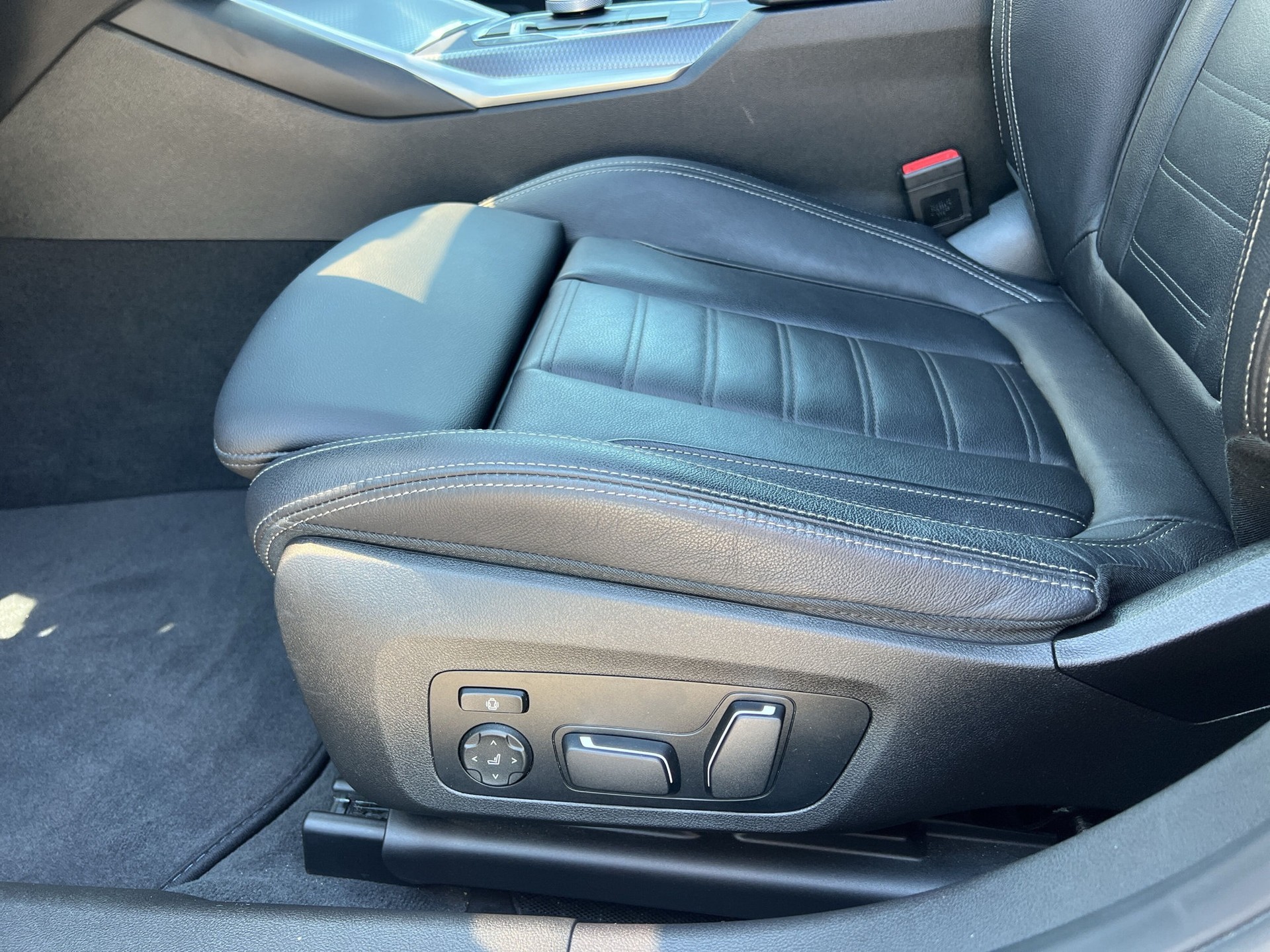 BMW 330e xDrive Steptronic M Sport-image-19