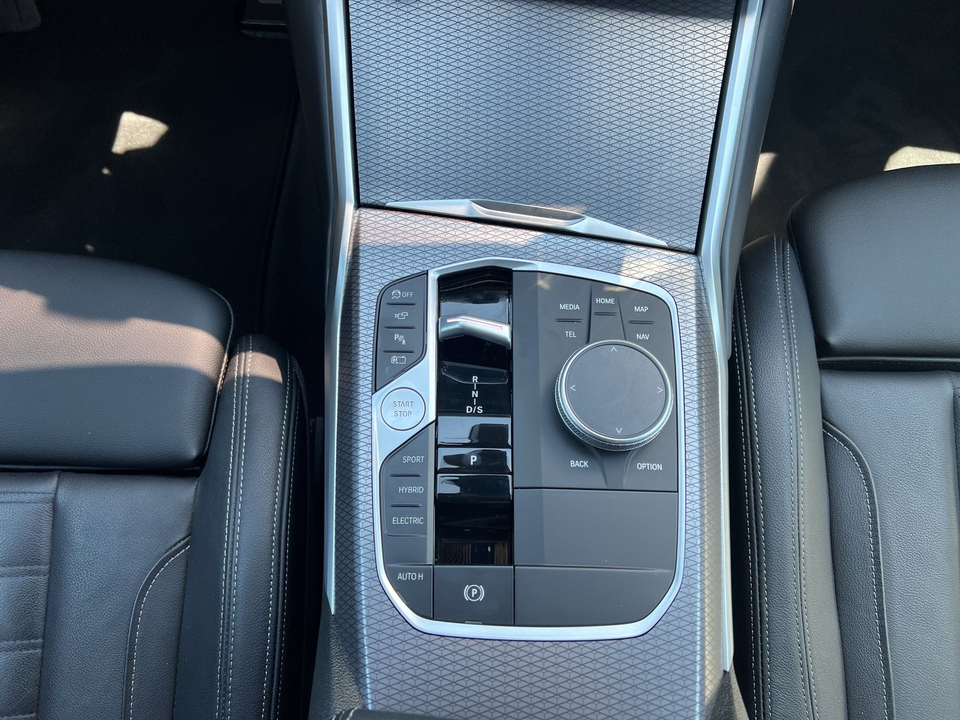 BMW 330e xDrive Steptronic M Sport-image-13