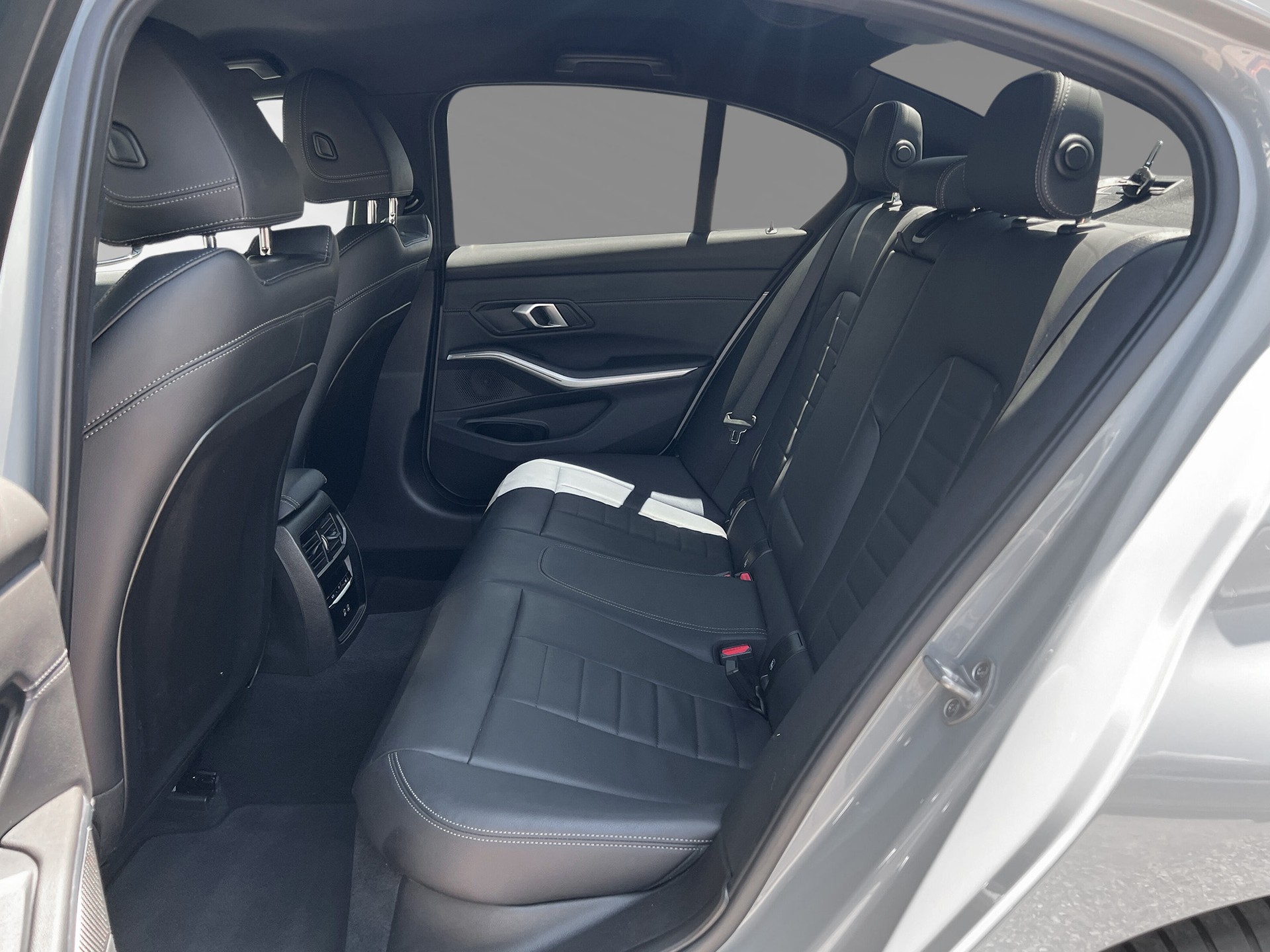 BMW 330e xDrive Steptronic M Sport-image-7