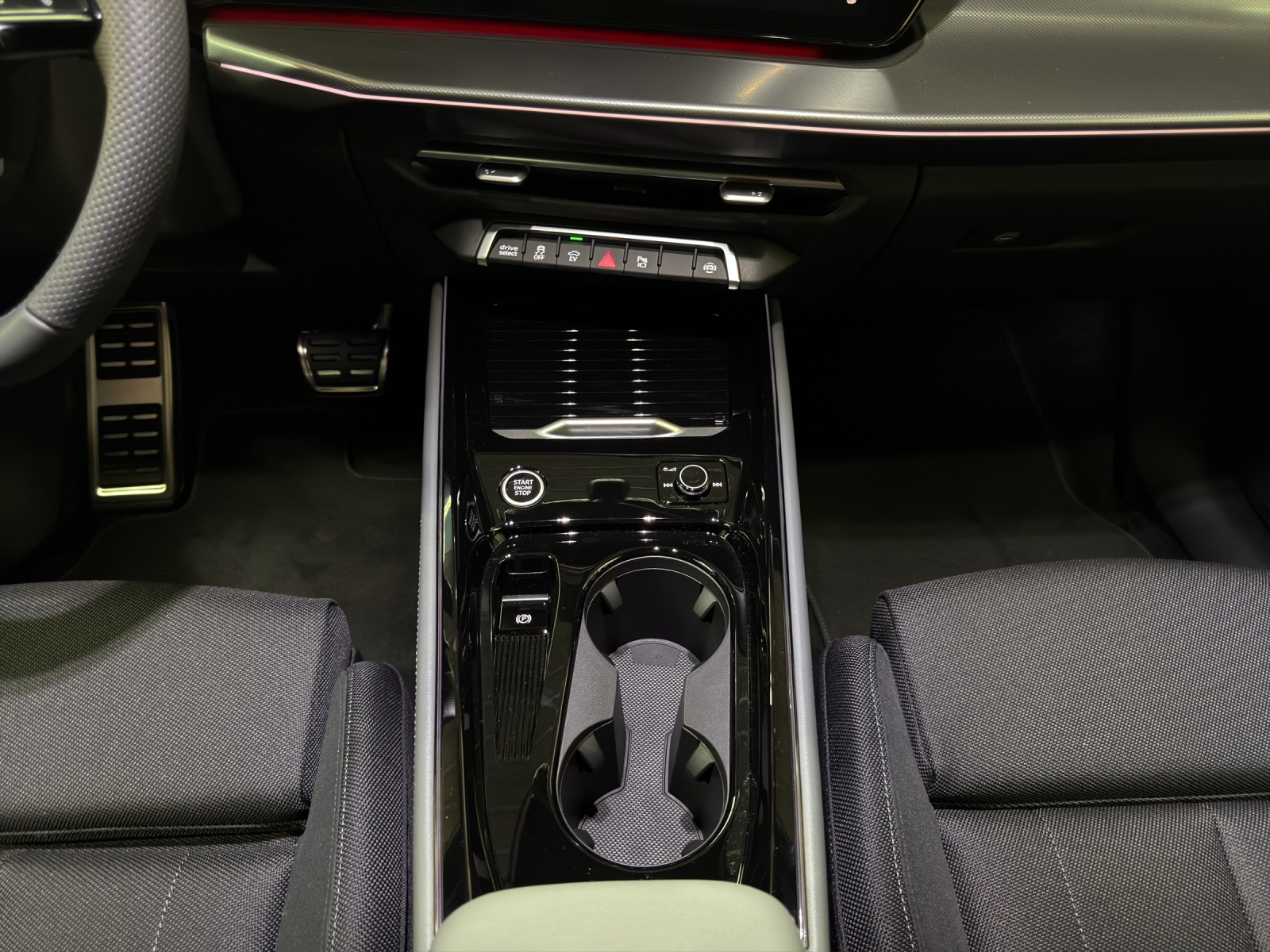 AUDI Q3 SUV e-hybrid 200 kW S tronig-image-12