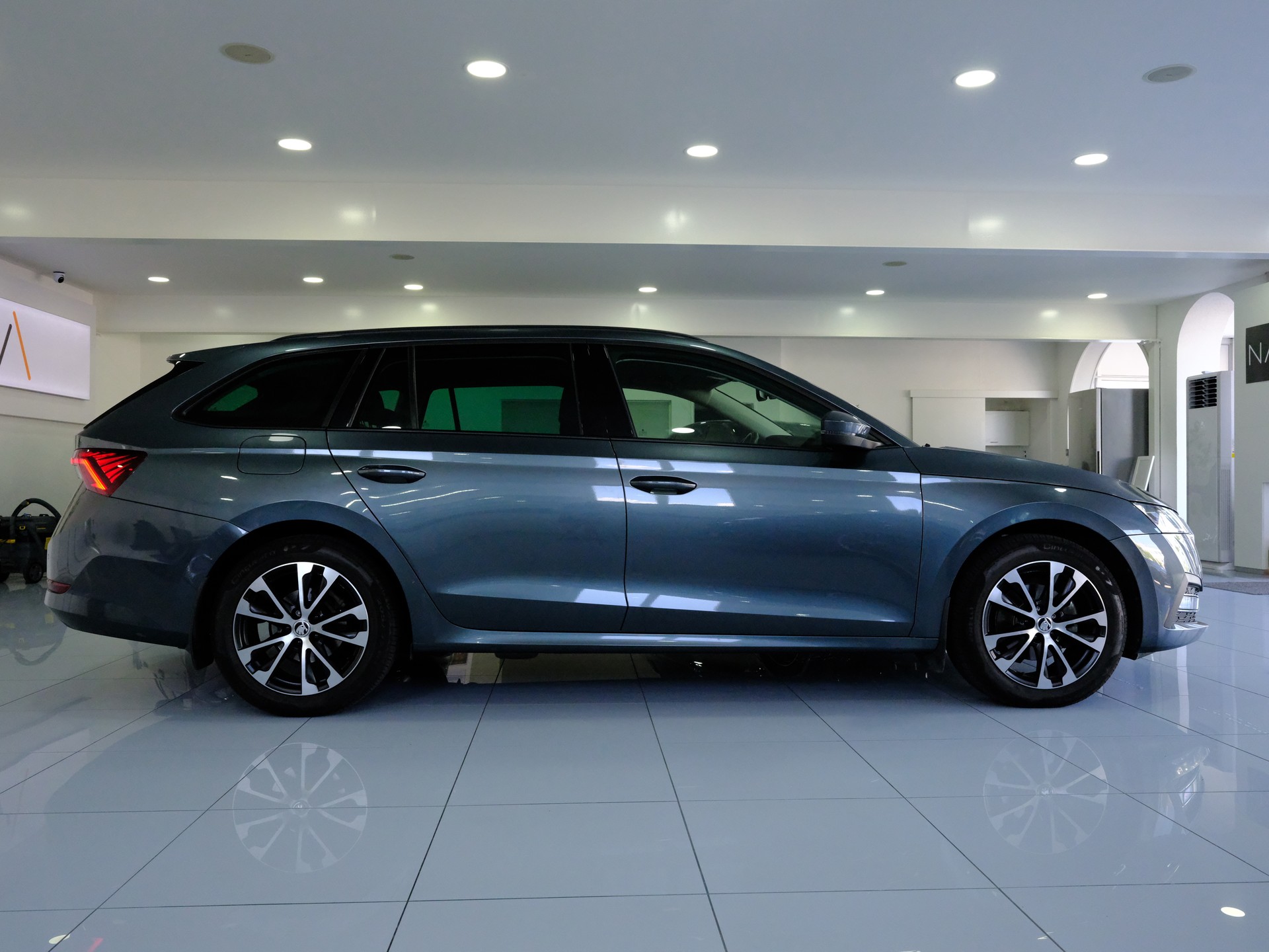 SKODA Octavia Combi 2.0 TDI DSG Style-image-7