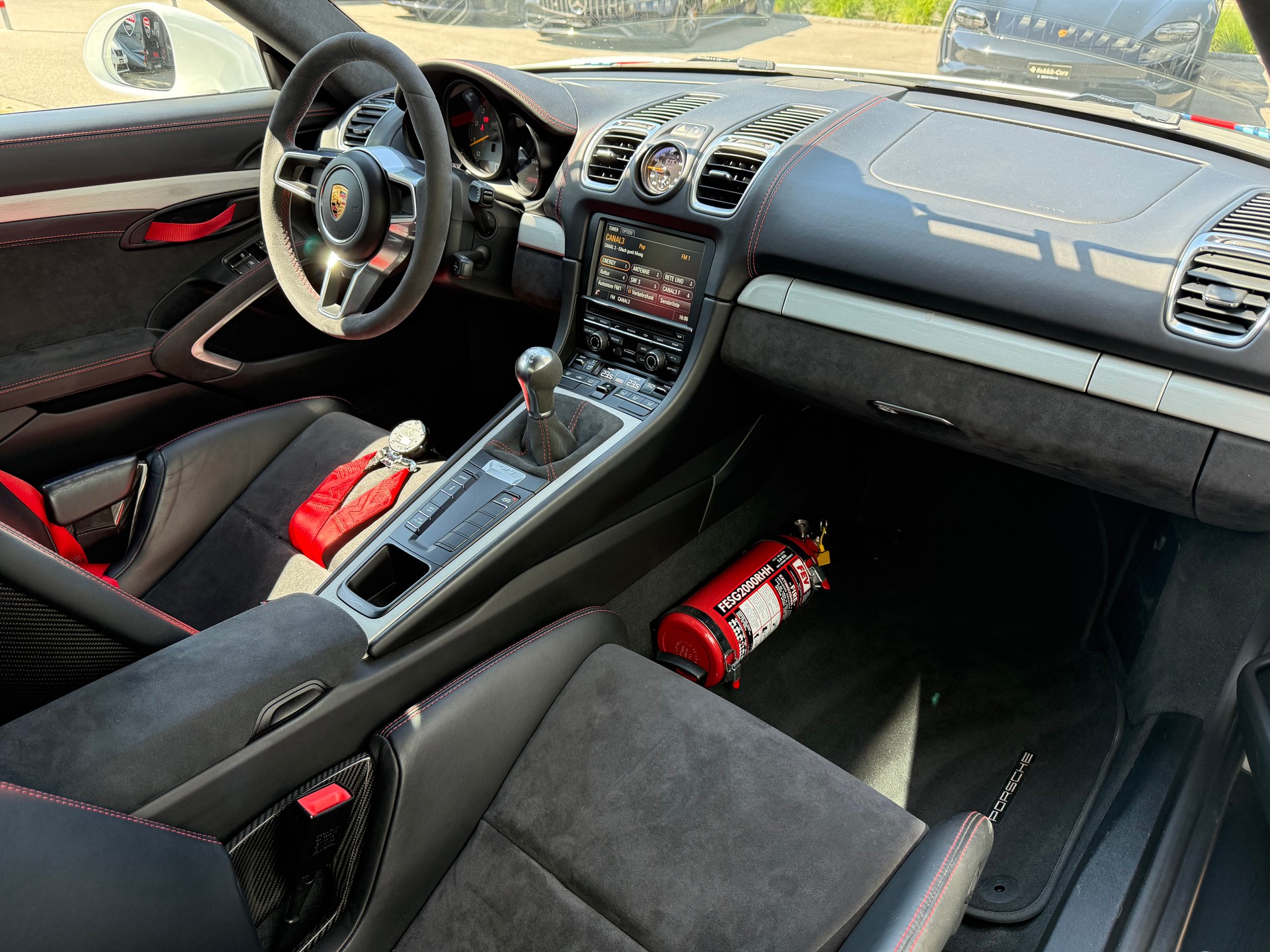 PORSCHE Cayman GT4-image-7