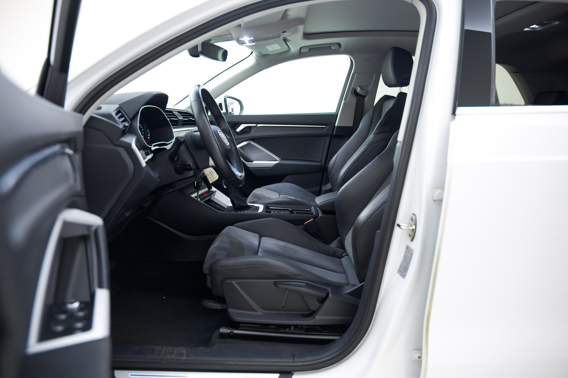 AUDI Q3 35 TDI quattro S-tronic-image-19