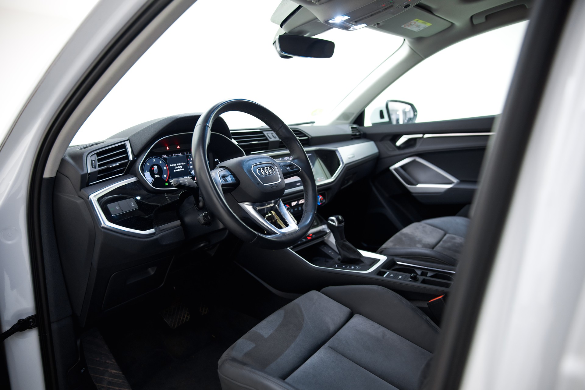 AUDI Q3 35 TDI quattro S-tronic-image-18