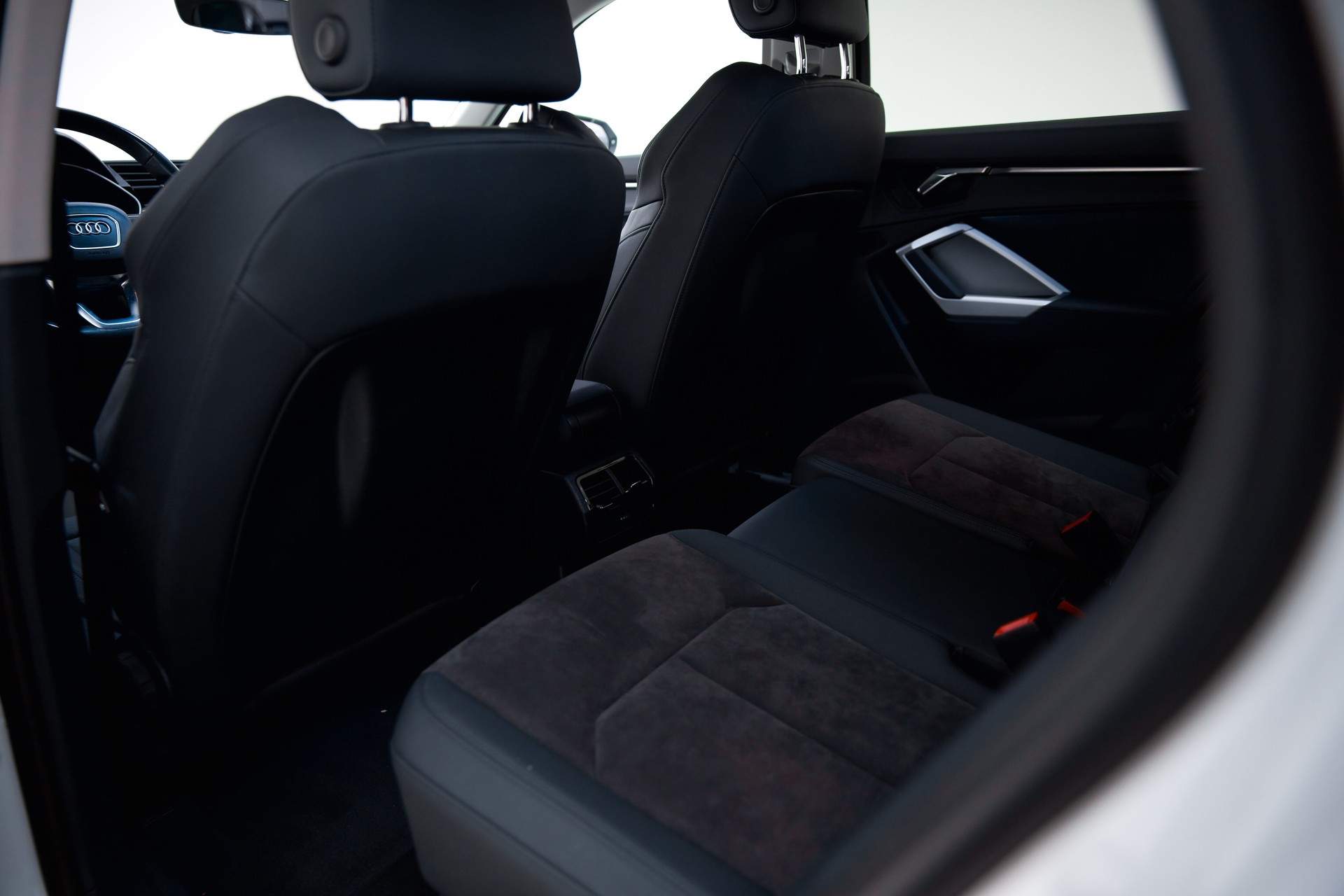 AUDI Q3 35 TDI quattro S-tronic-image-21