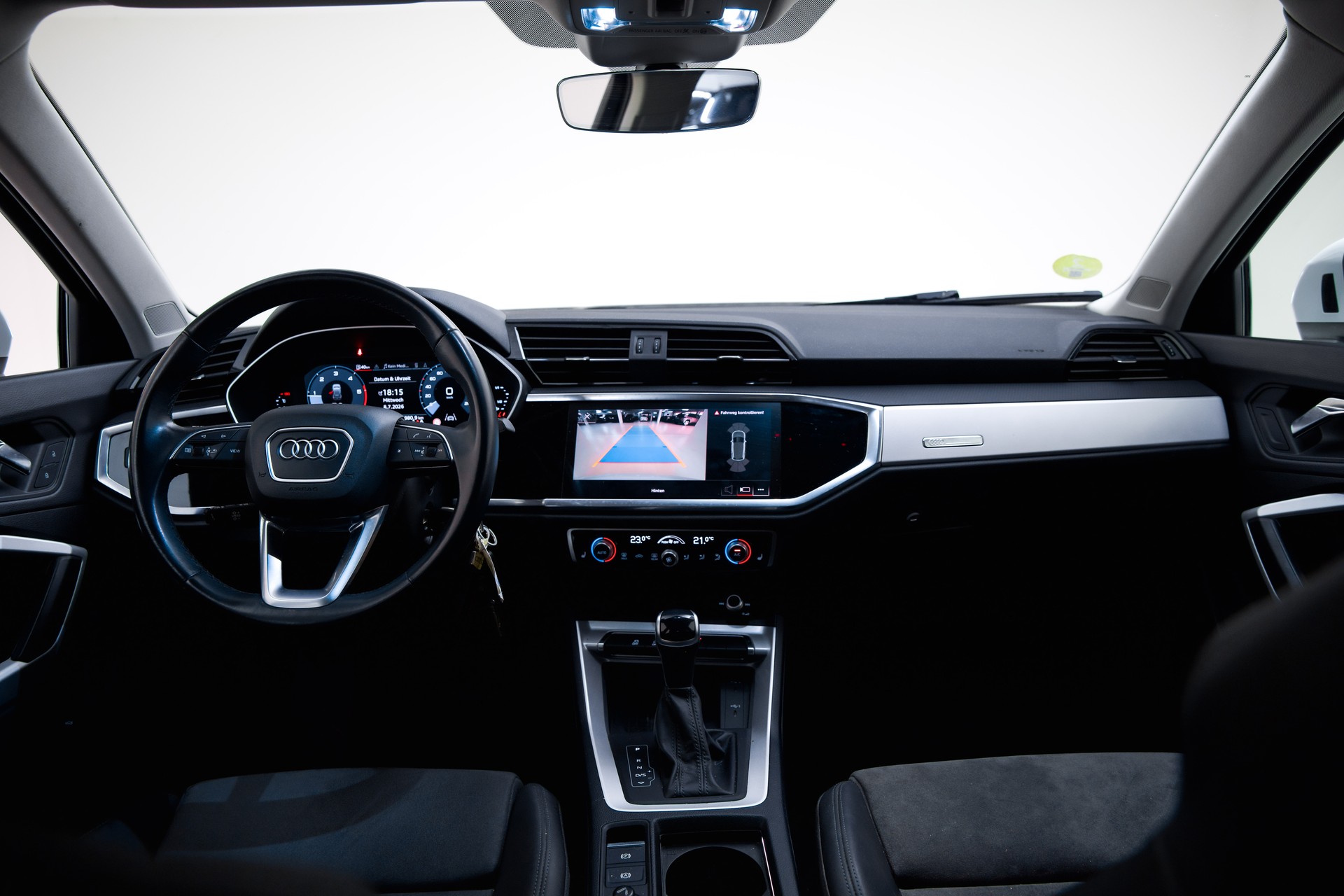 AUDI Q3 35 TDI quattro S-tronic-image-2