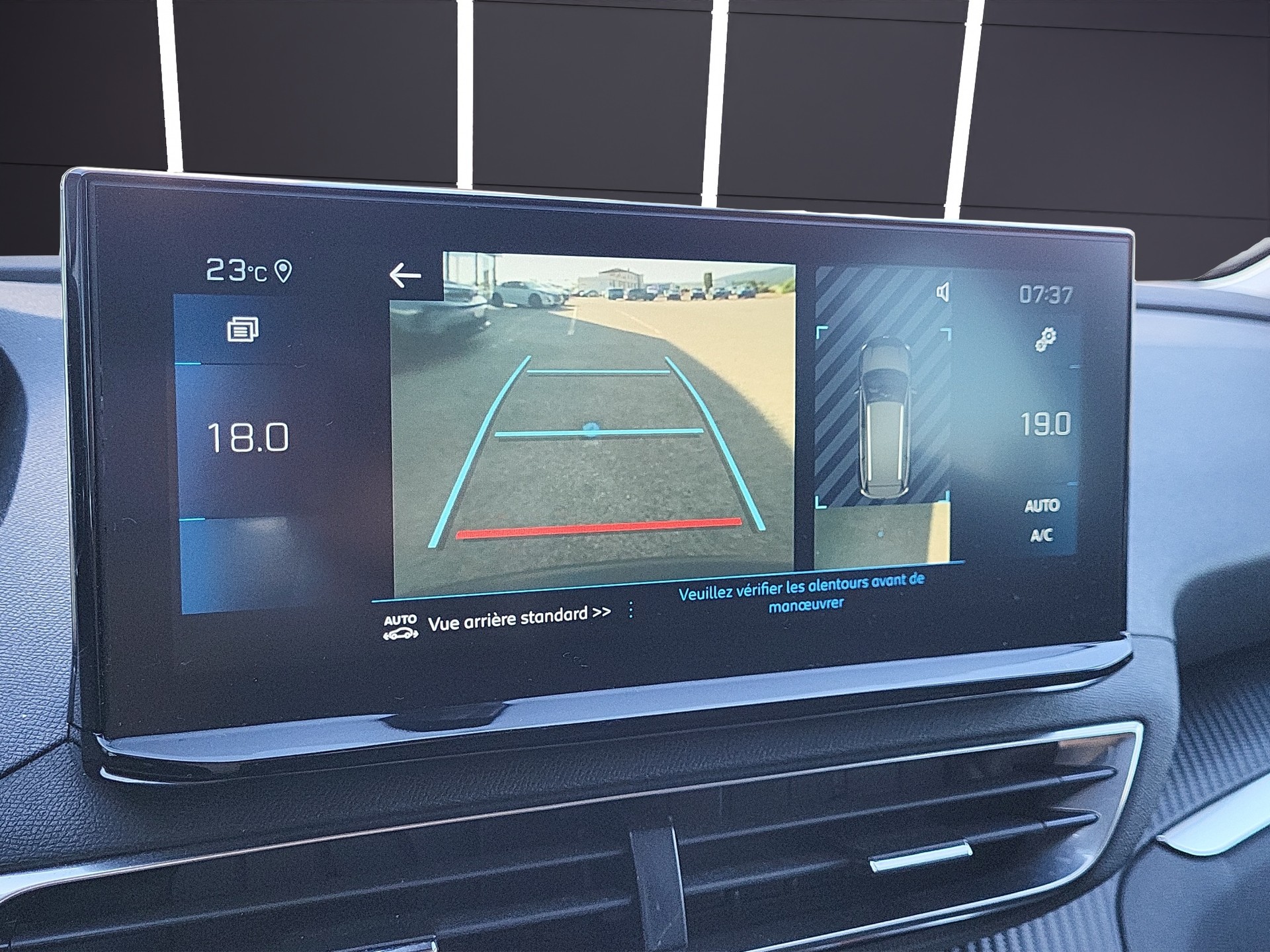 PEUGEOT 5008 1.2 Active Pack-image-8