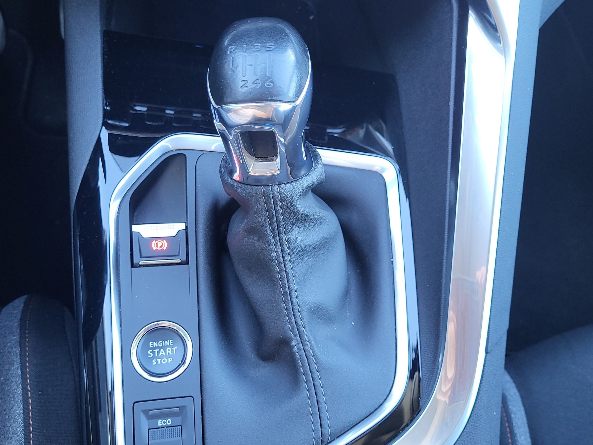 PEUGEOT 5008 1.2 Active Pack-image-9