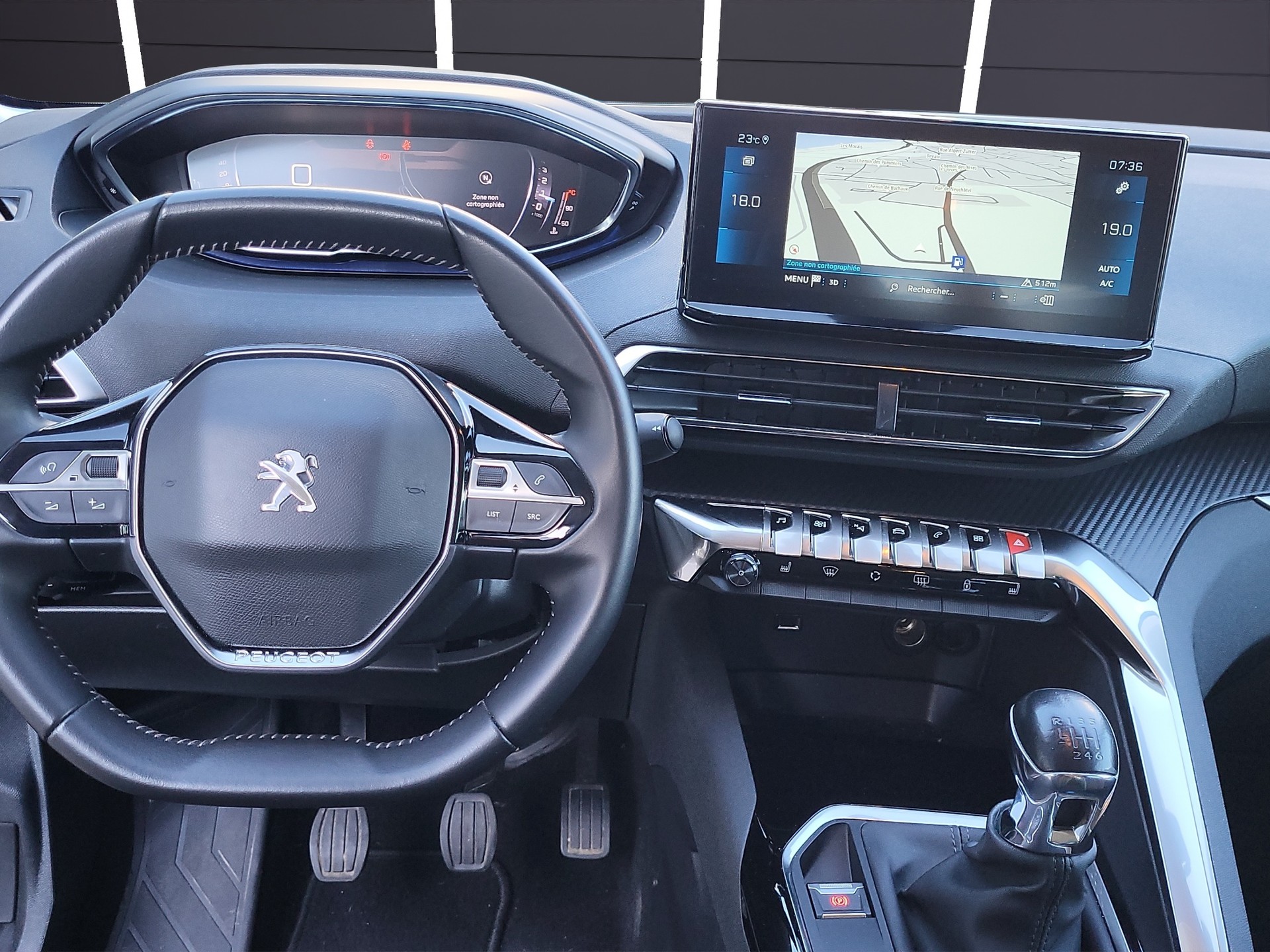 PEUGEOT 5008 1.2 Active Pack-image-6