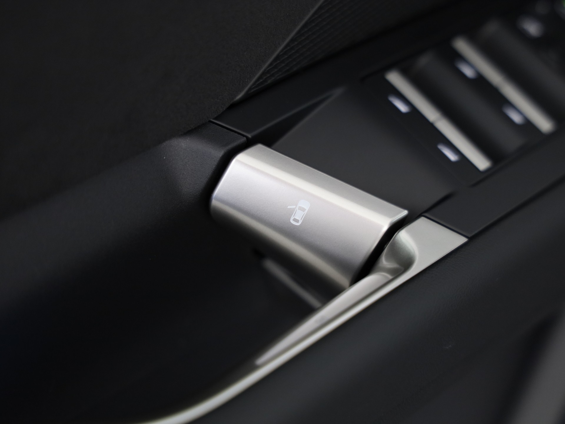 BMW iX3 50 xDrive M Sport-image-10