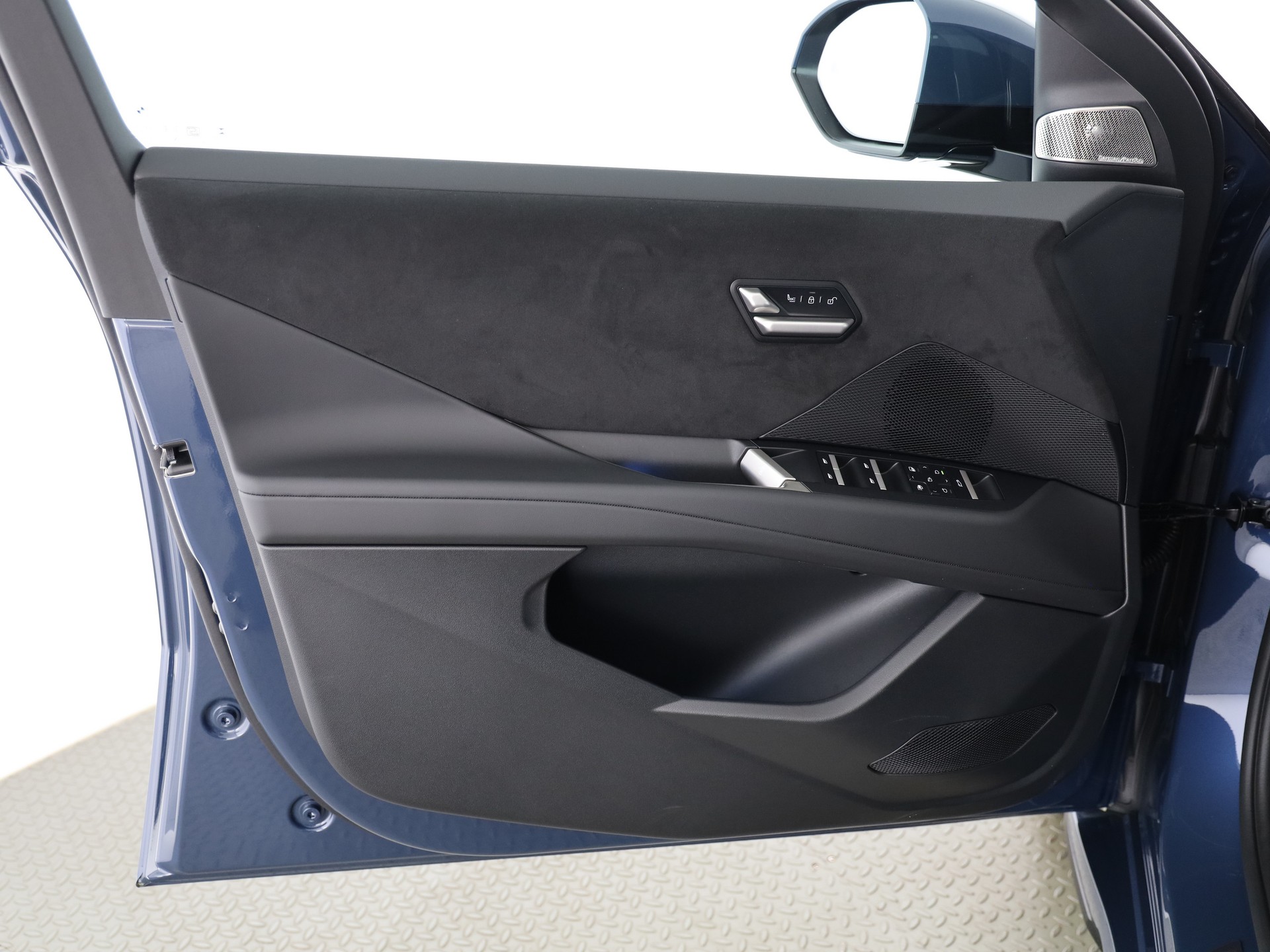 BMW iX3 50 xDrive M Sport-image-9