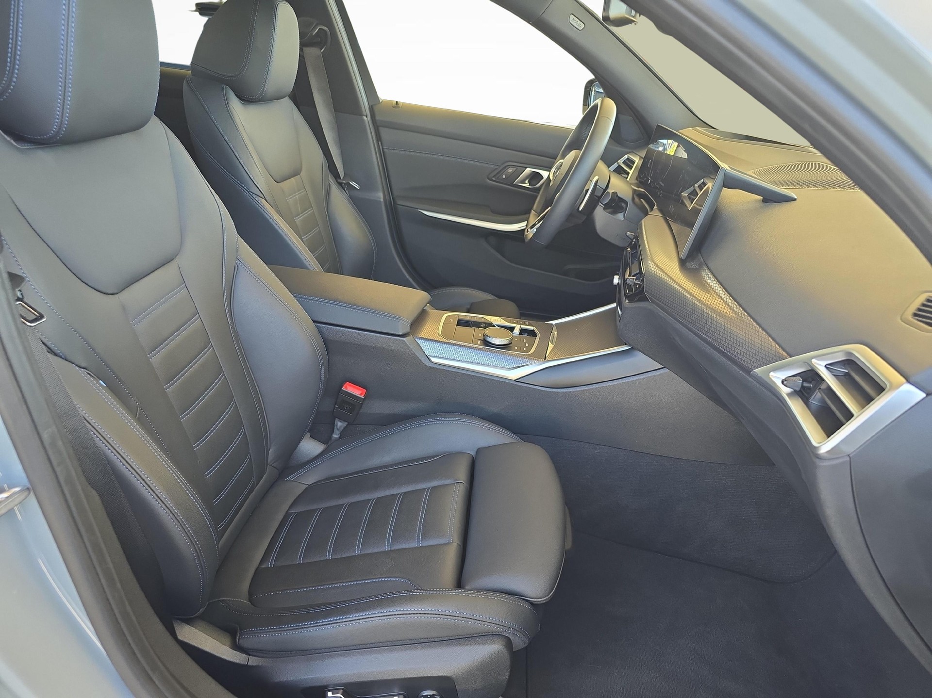 BMW 320d xDrive Touring-image-9