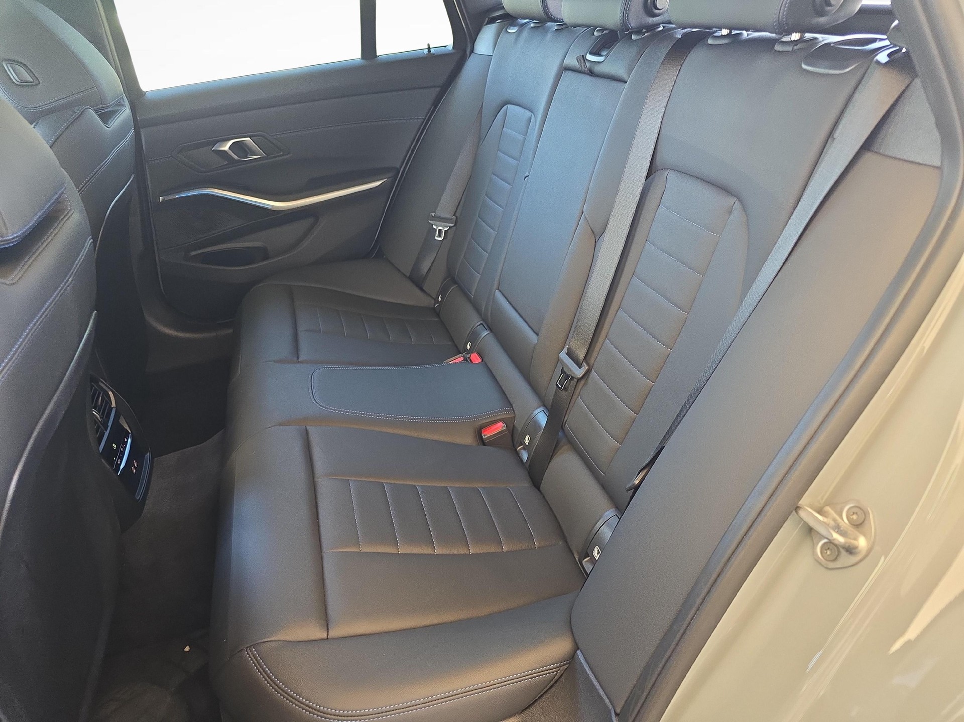 BMW 320d xDrive Touring-image-10