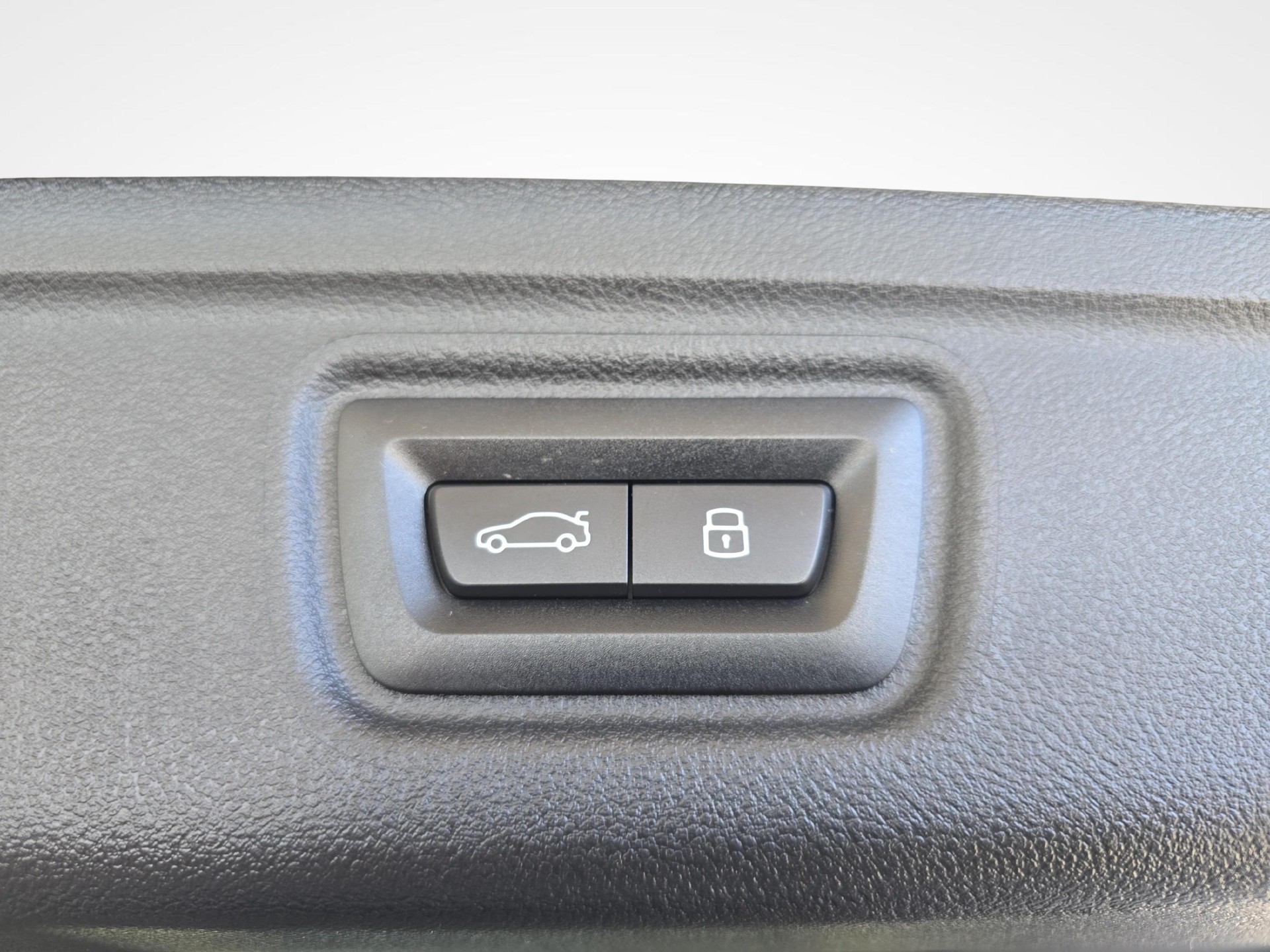 BMW 320d xDrive Touring-image-17