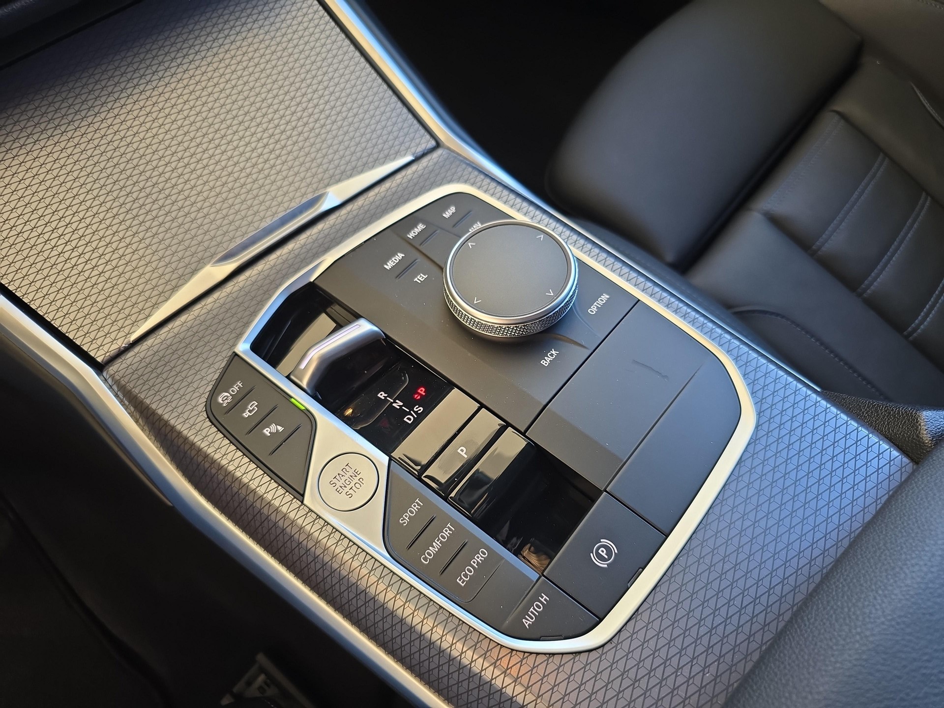 BMW 320d xDrive Touring-image-15