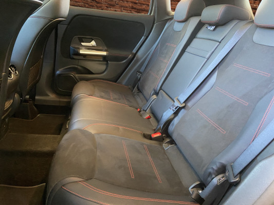 MERCEDES-BENZ GLA 250e AMG Line 8G-DCT-image-13