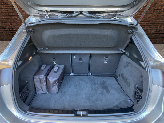 MERCEDES-BENZ GLA 250e AMG Line 8G-DCT-image-6