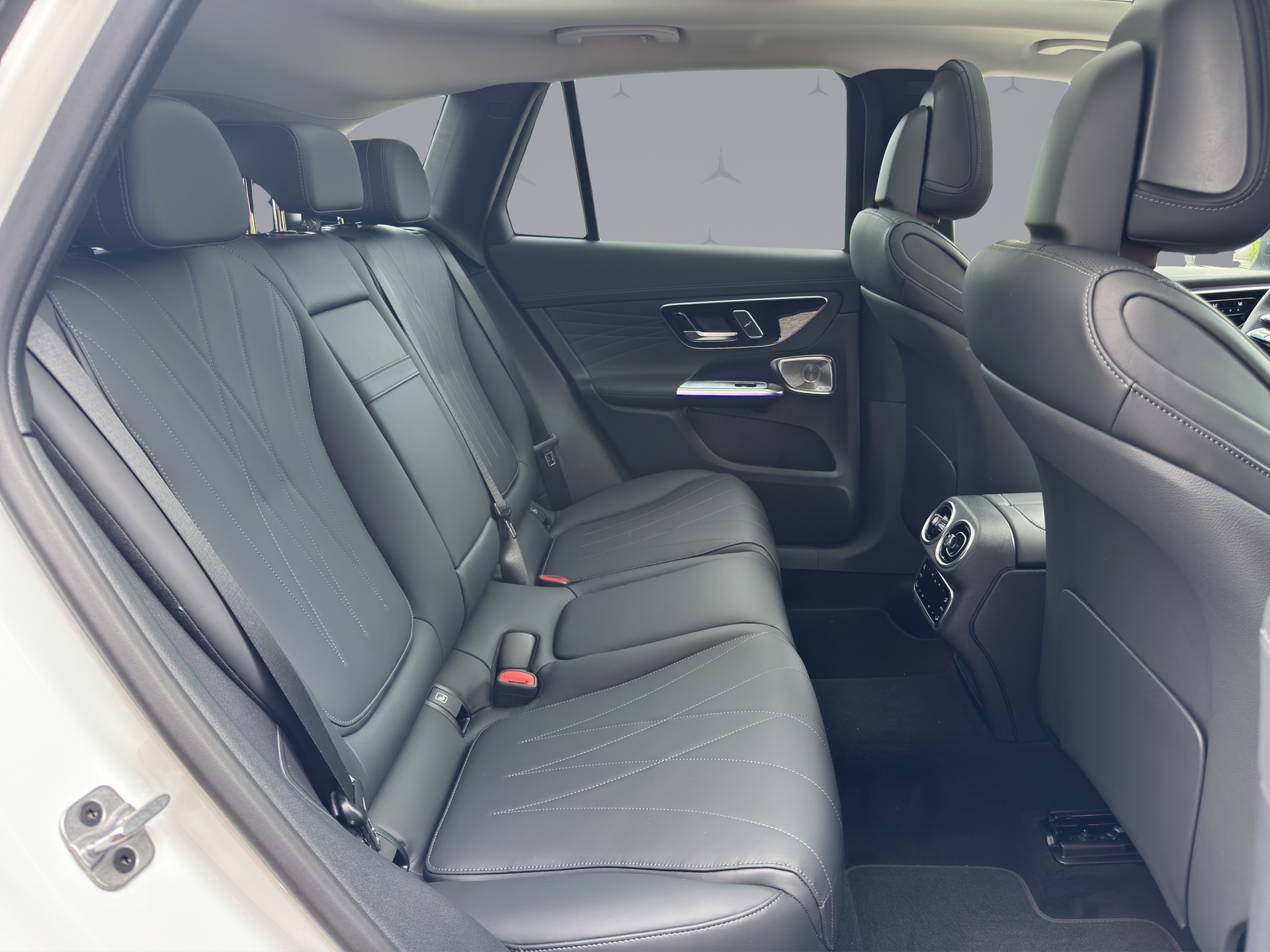 MERCEDES-BENZ GLC 300 e EQ Star AMG Line 4matic-image-17