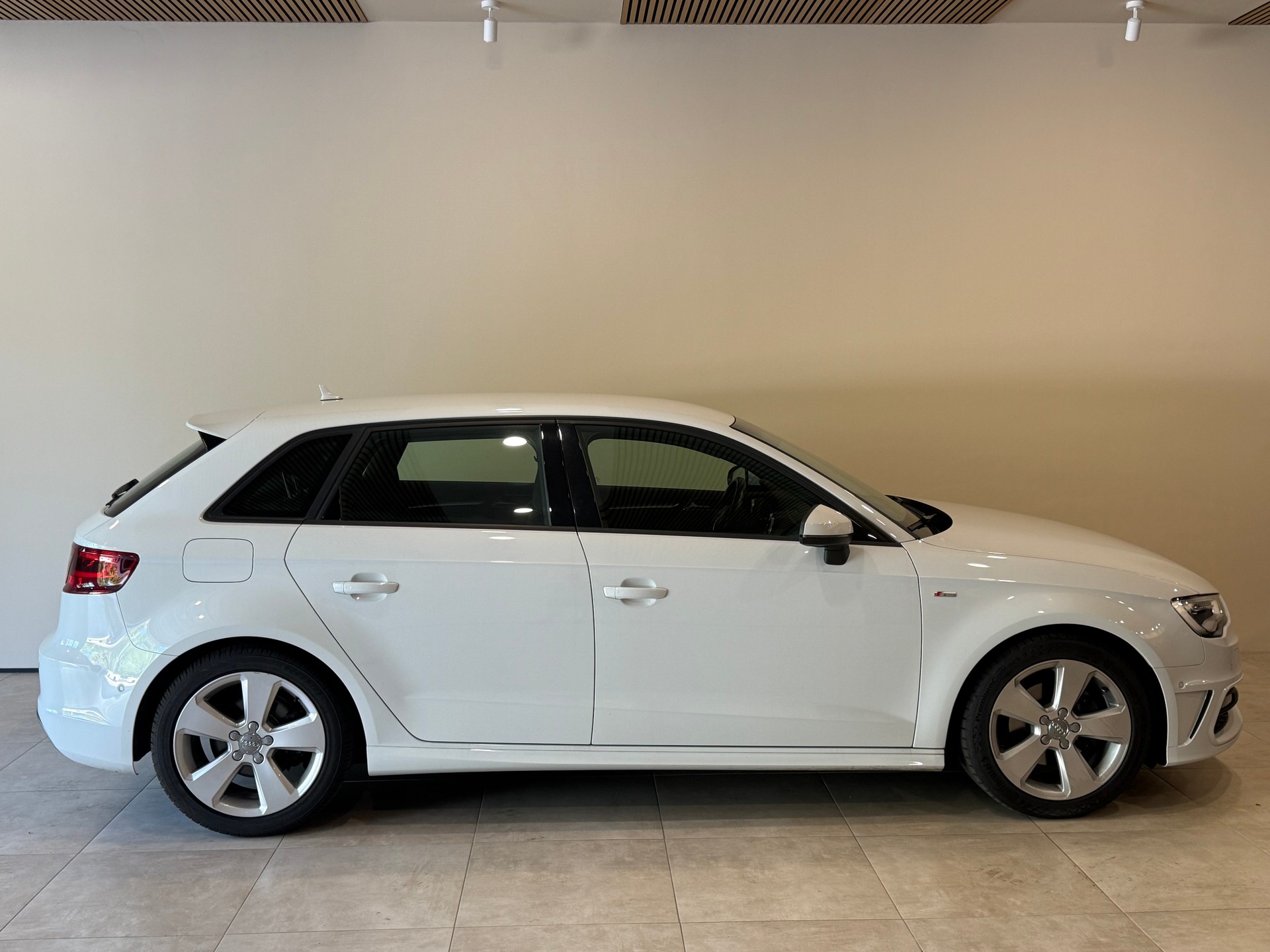 AUDI A3 Sportback 1.4 TFSI Ambition S-tronic S-Line-image-5