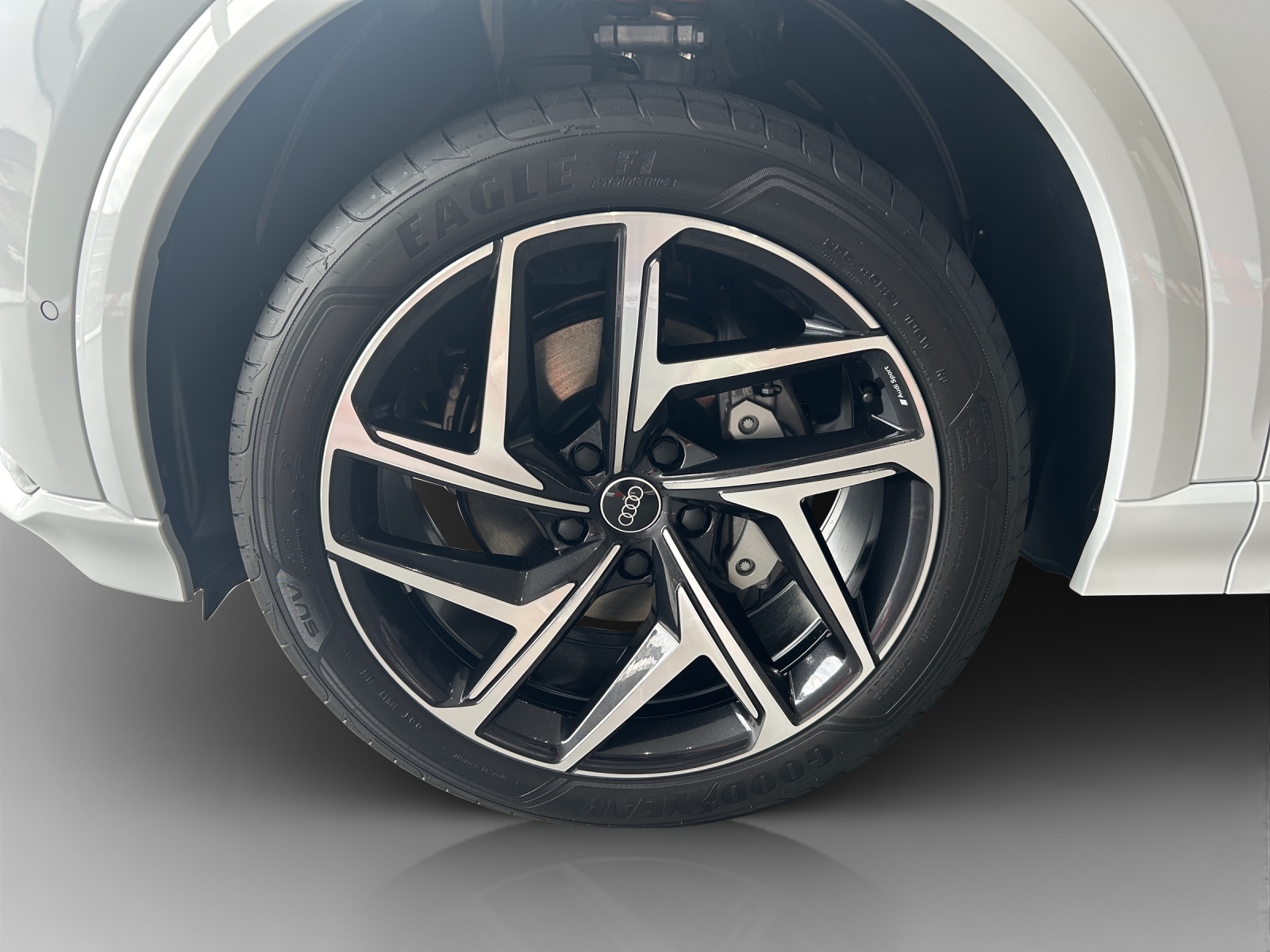 AUDI Q6 e-tron quattro-image-13