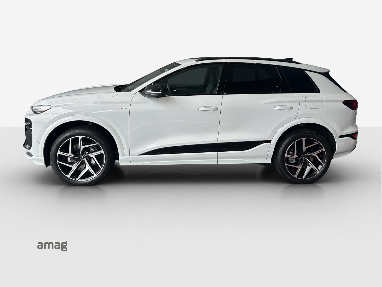 AUDI Q6 e-tron quattro-showroom-element-1