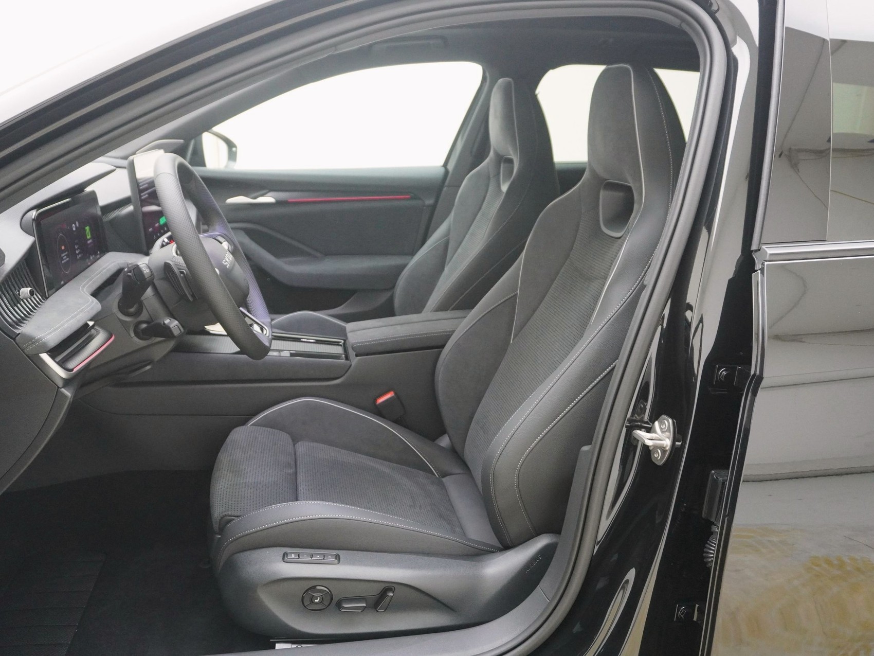 SKODA Superb 2.0 TDI Sportline 4x4 DSG-image-12