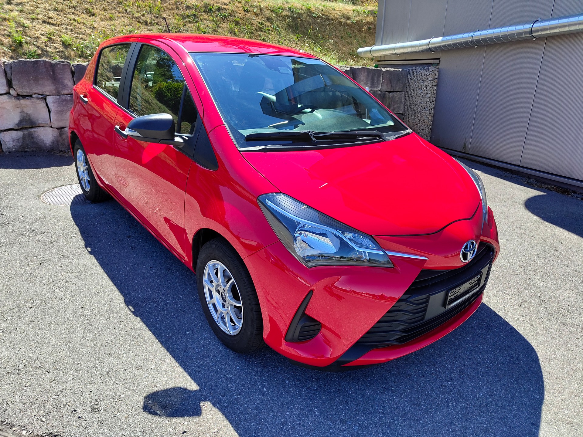 TOYOTA Yaris 1.0 Active-image-1